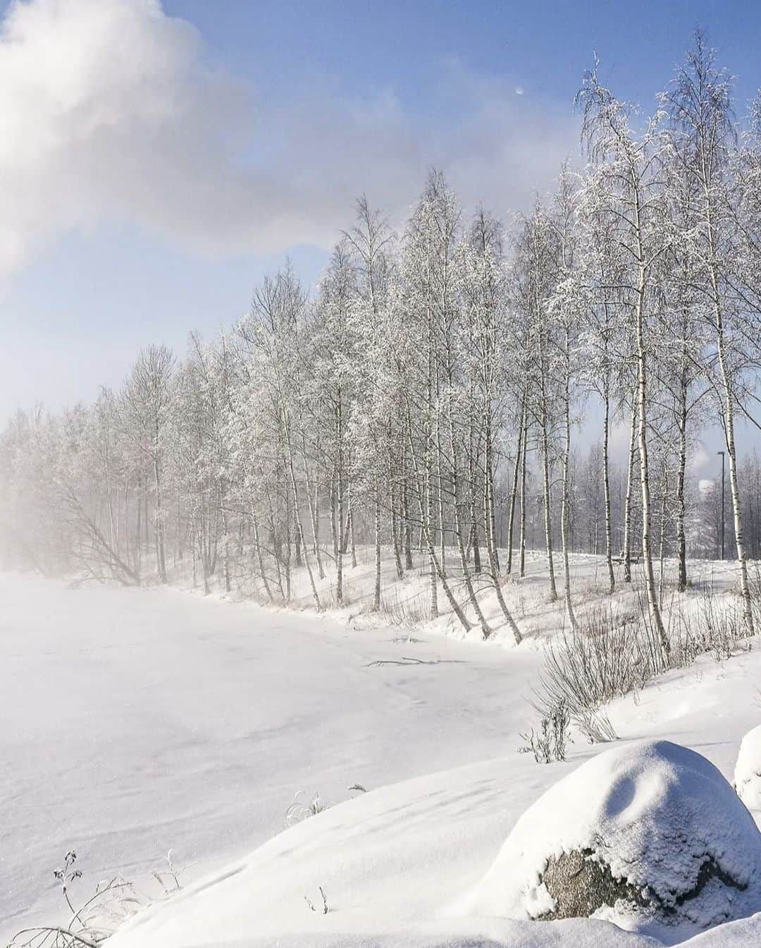 フィンランド政府観光局のインスタグラム：「❄️☀️こんなお天気の日は寒くても少し外で時間を過ごしてみると気持ちのよいものです。重ね着をして出かけましょう！ ． 📸@moments_with_emmi Kiitos! 🙏  #visitfinland #ourfinland #visitfinlandjp #finland #北欧旅行 #travelgram #フィンランド #フィンランド政府観光局 #北欧 #travel #instatravel #travel #travelgram #travelling #traveler #旅したくなるフォト #旅行 #旅 #海外旅行 #travelphotography #旅行大好き #旅行好き #旅スタグラム #旅好き #ヨーロッパ旅行 #旅に出たい #トラベル #冬」