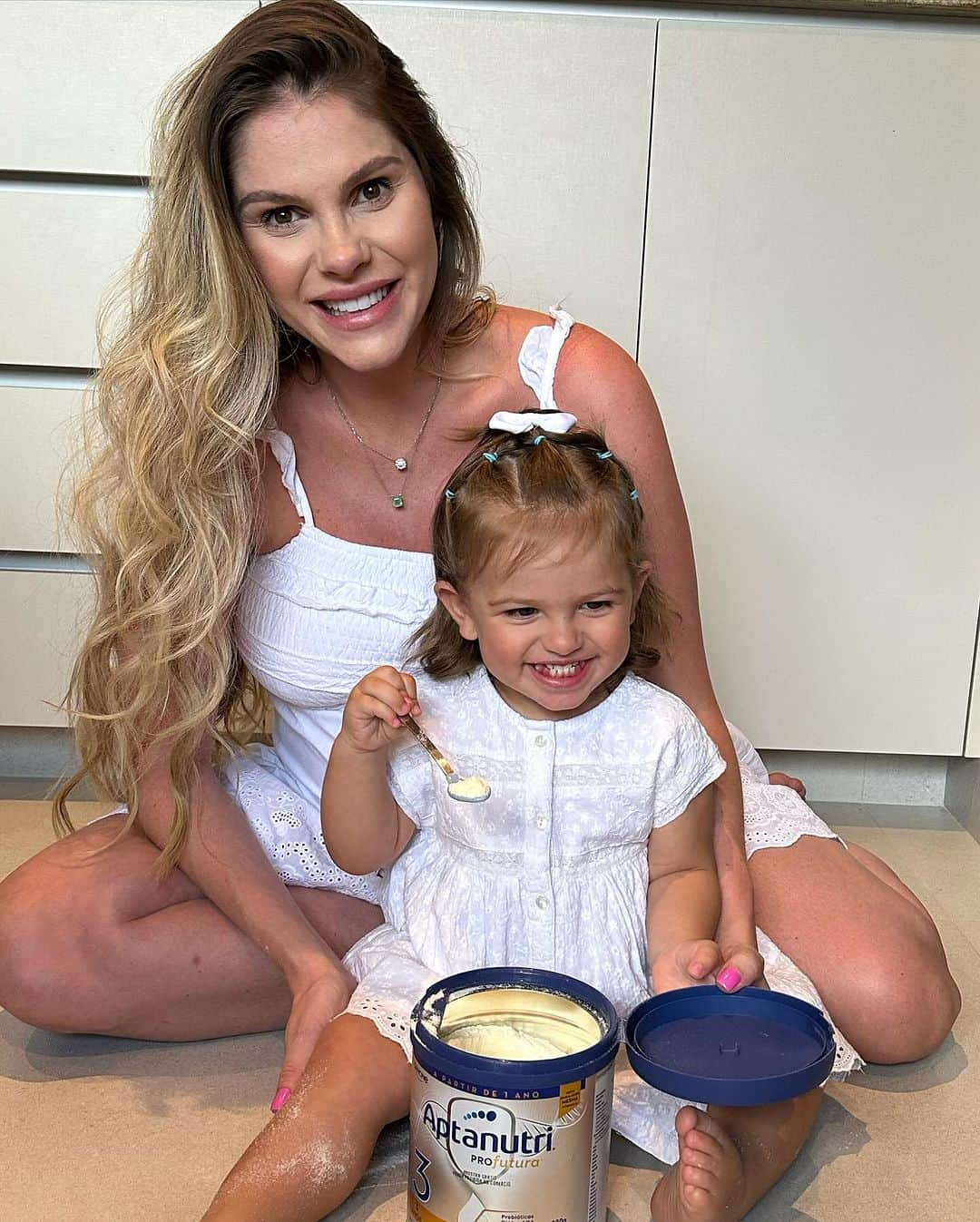 バーバラ・エバンスのインスタグラム：「Oi mamães, nós  sempre queremos o melhor para os nossos filhos e o cuidado com a nutrição deles não para quando eles completam 1 ano, não é mesmo?  A nutrição correta é fundamental para que eles continuem crescendo e se desenvolvendo adequadamente.  Por isso, vim compartilhar com vocês a nossa escolha para a Ayla.  Aqui em casa usamos @aptanutribrasil, a fórmula infantil da Danone para crianças a partir de 1 ano e ela adora 🥰  Contém prebióticos exclusivos que contribuem para imunidade, DHA e ARA que auxiliam no desenvolvimento cognitivo, motor e visual, além de ter sido desenvolvida especialmente para as necessidades das crianças brasileiras.  O Ministério da Saúde informa: o aleitamento materno evita infecções e alergias e é recomendado até os 2 (dois) anos de idade ou mais.  O produto mencionado não contém glúten.  Consulte sempre seu médico e/ou nutricionista. #embaixadora」