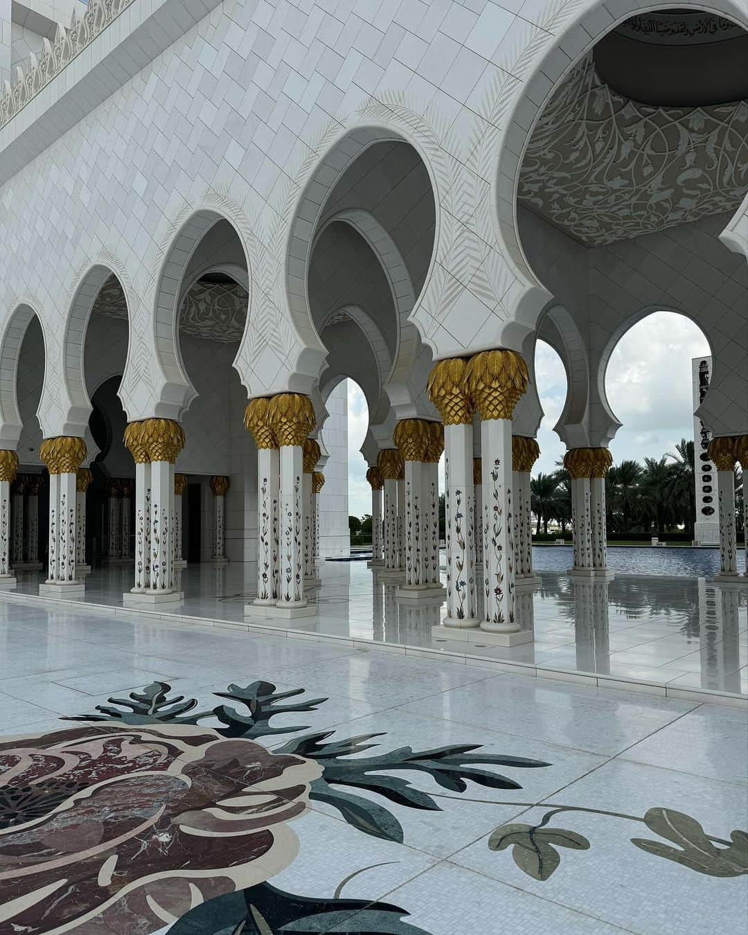 ロージー・ハンティントン＝ホワイトリーさんのインスタグラム写真 - (ロージー・ハンティントン＝ホワイトリーInstagram)「#AD Such an honour to tour the Sheikh Zayed Grand Mosque whilst we were #InAbuDhabi 🤍 @visitabudhabi」12月1日 2時35分 - rosiehw