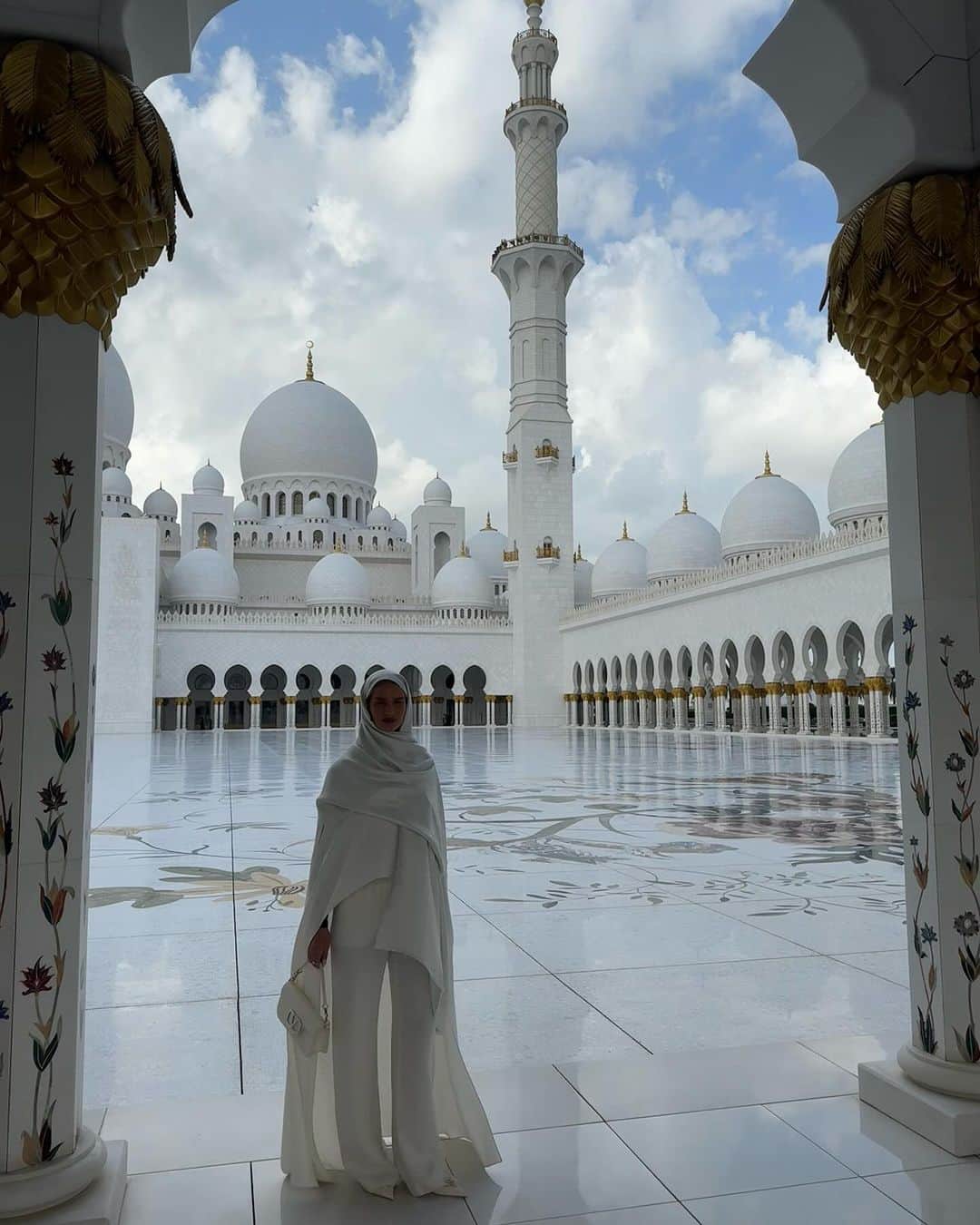 ロージー・ハンティントン＝ホワイトリーのインスタグラム：「#AD Such an honour to tour the Sheikh Zayed Grand Mosque whilst we were #InAbuDhabi 🤍 @visitabudhabi」