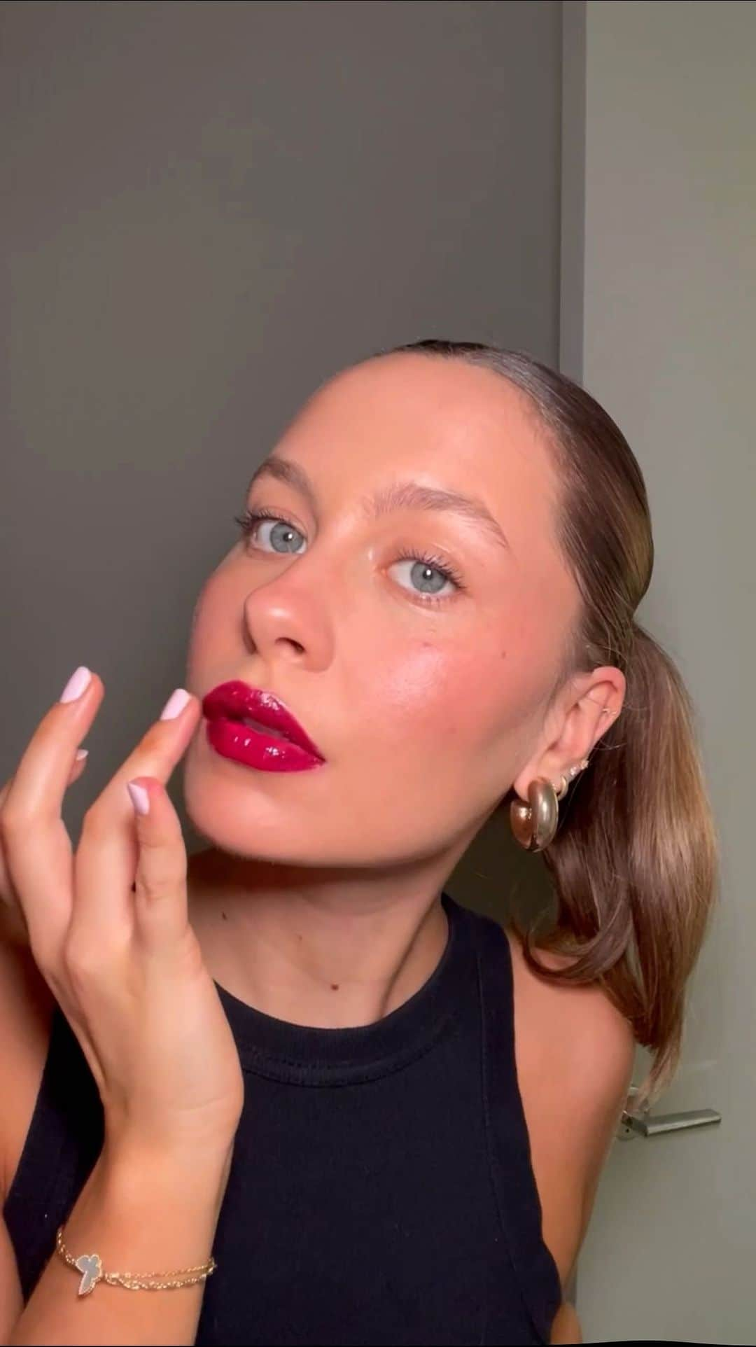 ナターシャ・ブレのインスタグラム：「Monochromatic Berry moment! I used @rhode in raspberry jelly on my lips and then popped a tiny bit on my cheeks for fun 🍓 @nudestix @babeoriginal @novabeauty」