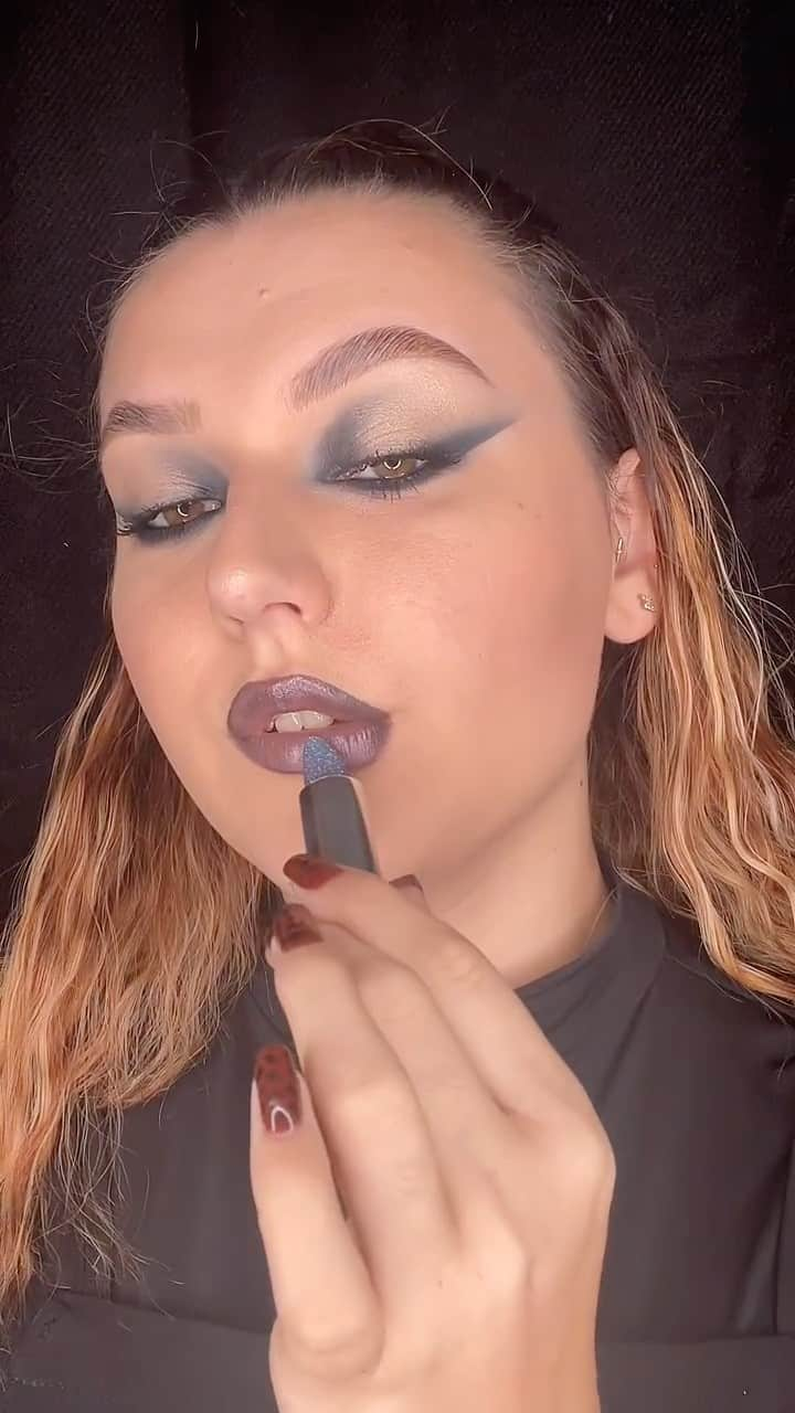 M•A•C Cosmetics Franceのインスタグラム：「C’est décidé : la trend #SoftGoth est notre crush ULTIME de la saison. 😍  Grâce au tuto de notre mua @atomic__girls, apprenez à réaliser un look intense et magnétique pour vos 👀.  Pour la touche finale de votre makeup, pensez #FizzyFeels - Shiver Shimmy ! 💋  ✨ Crayon Kajal Flourish Me Deep ✨ Palette Connect In Colour - Bronze Influence ✨ Mascara M•A•CStack ✨ Crayon Glide or Die ✨ Baume à lèvres FizzyFeels - Shiver Shimmy  #MACTrend #MacCosmetics #MakeUpLovers`#MacSoftGoth」