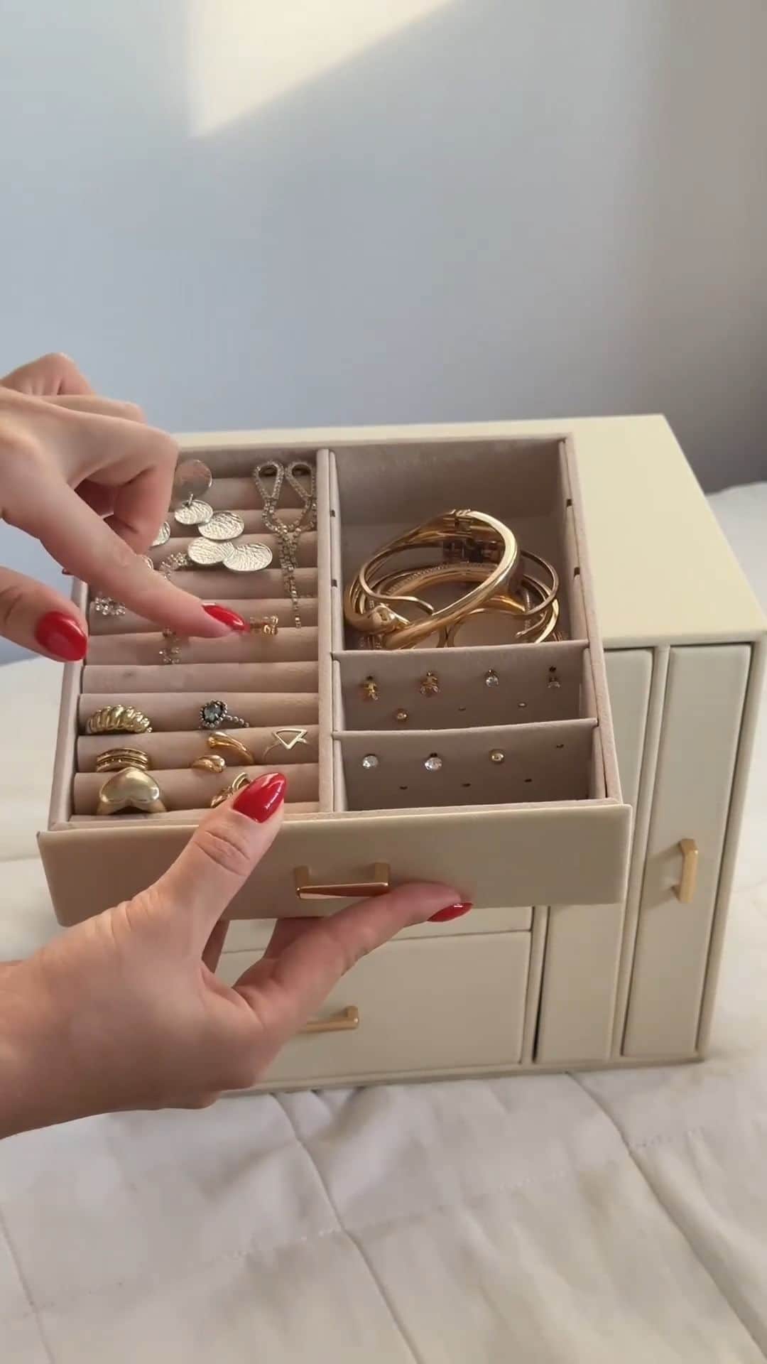 SHEINのインスタグラム：「There's jewelry boxes, and then there's treasure chests! 💍💎🤩 Keep your keepsakes all lined up with spacious storage that's equal parts organizing & mesmerizing ✨@luciianameira @sheinbrasil   Shop similar 🔎 18965801 24755364  #SHEIN #SHEINforAll #SHEINstyle #fashion #chic #saveinstyle」