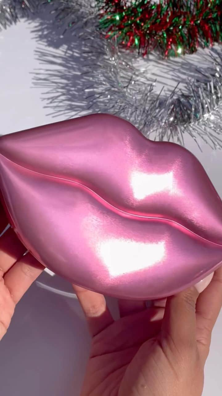 エイボンのインスタグラム：「Shop Avon’s most iconic minis while they are in stock during our Cyber Week Event! 💄   ✨🎄 fmg Glimmer Wish for a Kiss   #minilipstick #asmr #avoninsider」