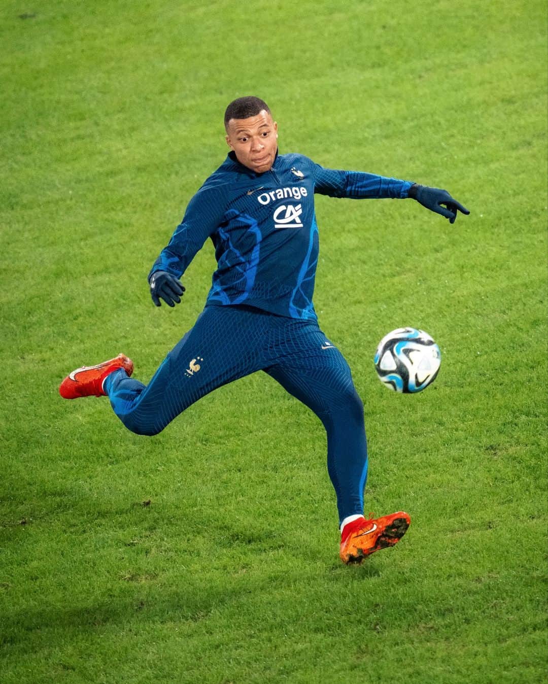 サッカー フランス代表チームのインスタグラム：「𝙇'𝙞𝙣𝙨𝙩𝙞𝙣𝙘𝙩 𝙙𝙪 𝙗𝙪𝙩𝙚𝙪𝙧 👁️⚽  #FiersdetreBleus」