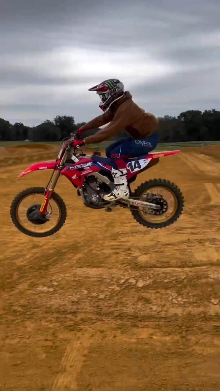 Honda Powersports USのインスタグラム：「New year, new ride. ‼️ @dylanferrandis dialing in the pre-season prep on the @fcsuspension @phxracinghonda — who else is looking forward to seeing what ‘24 has in store for DF14 aboard a CRF450R. 🫡 #RideRed   #Repost: @fcsuspension 📹」