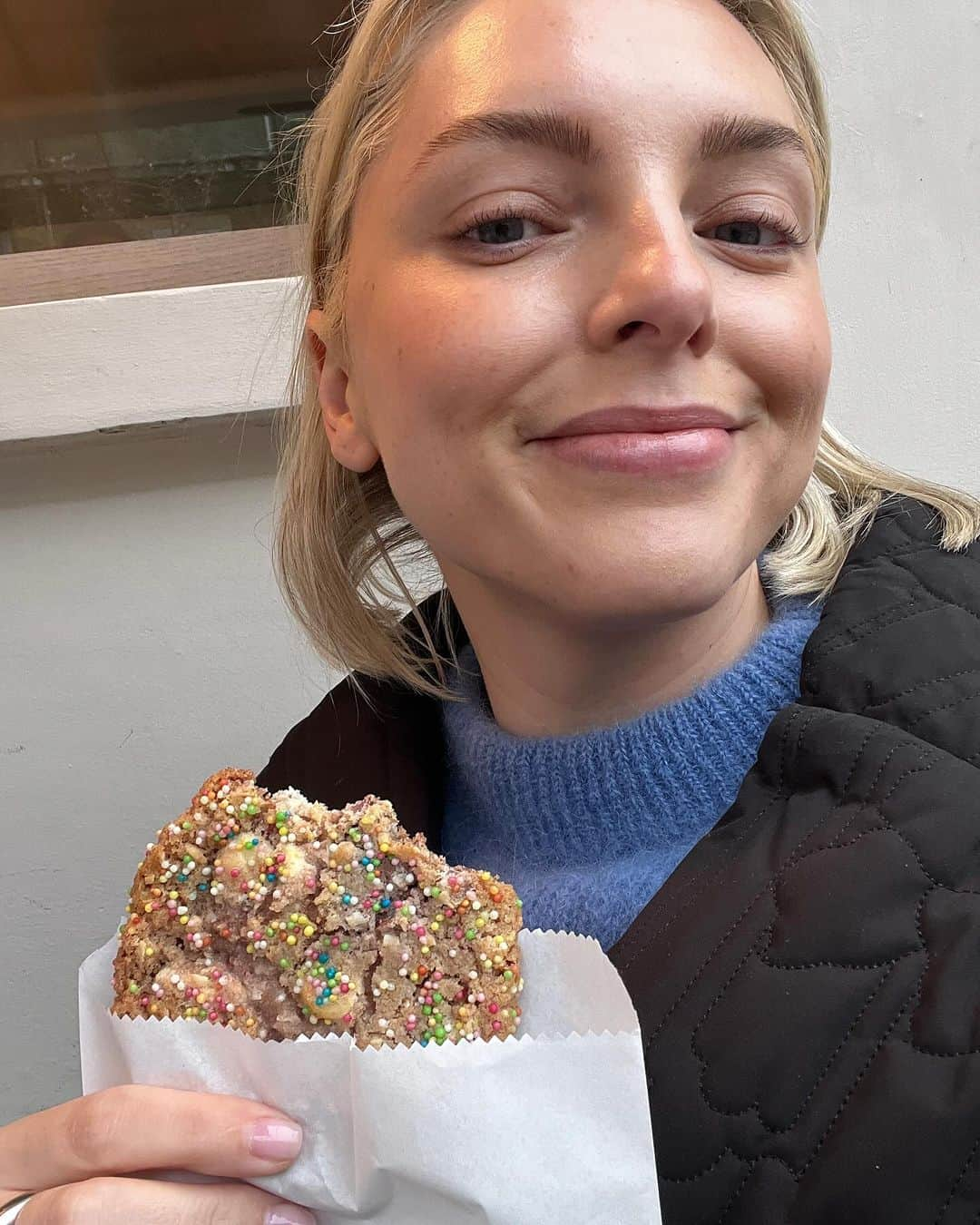 Estée Lalondeさんのインスタグラム写真 - (Estée LalondeInstagram)「A girl and her cookie: a love story 🍪 @violetcakeslondon」12月1日 2時45分 - esteelalonde