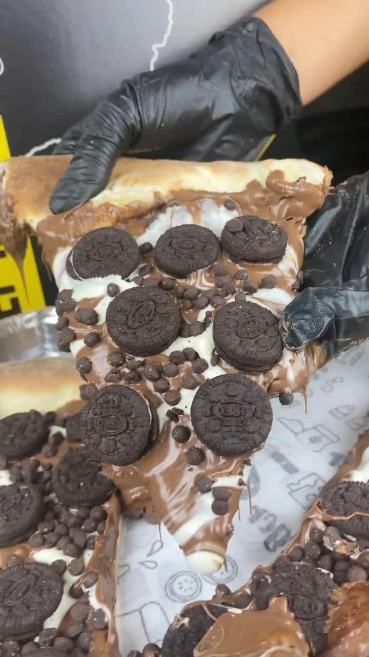 Earth Picsのインスタグラム：「@pizzaspatos - Would you try this chocolate Oreo cookie pizza? 🍕」