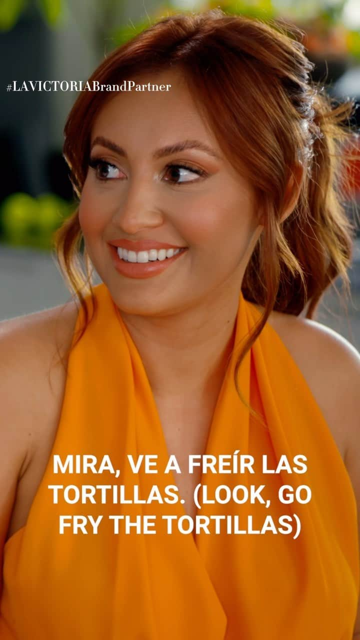 フランシア・ライサのインスタグラム：「#LAVICTORIABrandPartner I may have launched my own salsa line with @lavictoriabrand but I am always going to be my mom’s sous chef when she’s in the kitchen 😂   Order your salsa on Amazon now before it’s gone!!   Link in bio 💃🏽  #LAVICTORIAxFrancia」
