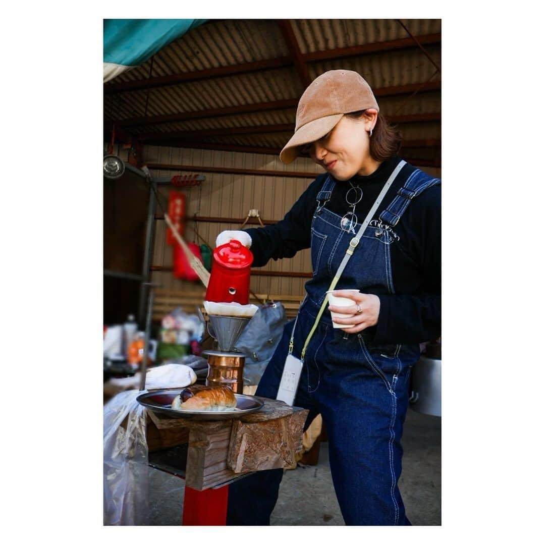 花陽みらのインスタグラム：「外で淹れるcoffee。これまた美味しい✨☕️ と…しってしまった。 炎はずーーっと見ていられる と…しってしまった笑  #coffee #焚き火 #焚き火とコーヒー  #自然の中でcoffeタイム #バリスタ  #coffee好き　#harioスマートg #手引きミル  #hanahiとcoffee  　 今日から12月！！ いやはや。この投稿は11/30に投稿するはずだったのにさーー。。 寝落ちしてしまったら、 12/1になってた…というオチ🫠www  #チャリチョコ 千秋楽からあっと言う間に1カ月？！ ずいぶん前のように感じるけれど…😳✨ 地方公演まで残り1カ月！ 皆に会えるのが楽しみだぁ〜🍫🏭🎩」