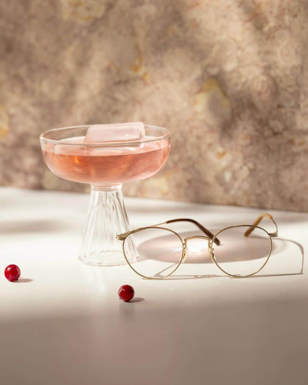オリバーピープルズさんのインスタグラム写真 - (オリバーピープルズInstagram)「A toast! Introducing the #OliverPeoples 2023 Gift Guide. Inspired by the celebratory spirit of the season, the gift guide highlights new and best-selling styles characterized by color. Discover the guide in our stories. ⁠」12月1日 2時58分 - oliverpeoples