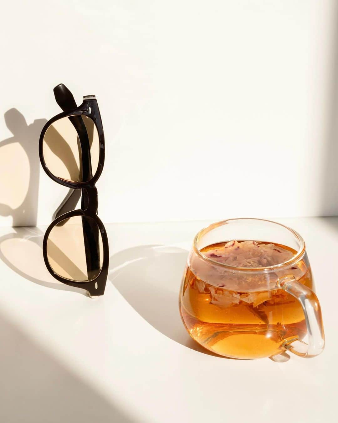 オリバーピープルズさんのインスタグラム写真 - (オリバーピープルズInstagram)「A toast! Introducing the #OliverPeoples 2023 Gift Guide. Inspired by the celebratory spirit of the season, the gift guide highlights new and best-selling styles characterized by color. Discover the guide in our stories. ⁠」12月1日 2時58分 - oliverpeoples