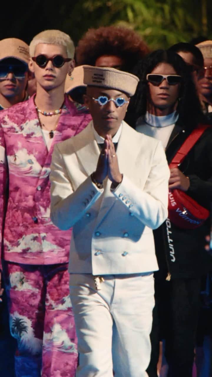 ルイ・ヴィトンのインスタグラム：「Men’s Pre-Fall 2024 Show. Under a celestial glow, Men’s Creative Director @pharrell closed his first Pre-Fall presentation in Hong Kong. Watch the full show via link in bio.  #LVMenPreFall24 #PharrellWilliams #LouisVuitton  Drone performance by @studio.drift」