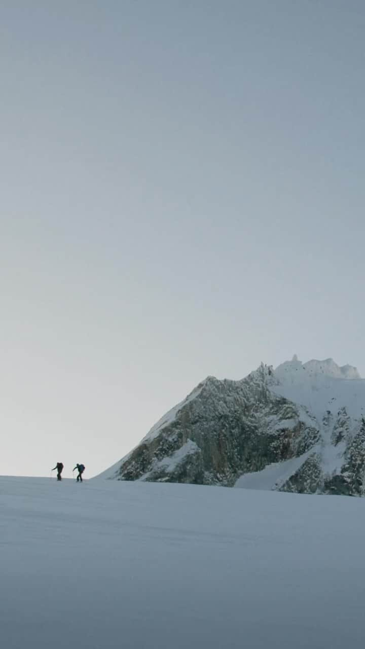 アークテリクスのインスタグラム：「Tom Peiffer (@tompeiffer) and Eric Carter (@skiericcarter) are both world-class competitive skiers—but in completely opposite disciplines of skiing: Eric is a former US National Team skimo race athlete, and Tom is a former Freeride World Tour competitor. And yet, as they have progressed beyond competition in their respective disciplines, their paths have converged.   As they set out together in search of rarely skied descents, they find strength in their differences and come to understand that there’s more to a successful partnership in big terrain than meets the eye.   Premiering as part of our Winter Film Tour, Unlikely Duo. Watch the trailer now via our link in bio.   Director: @peterwojnar    #arcteryx」