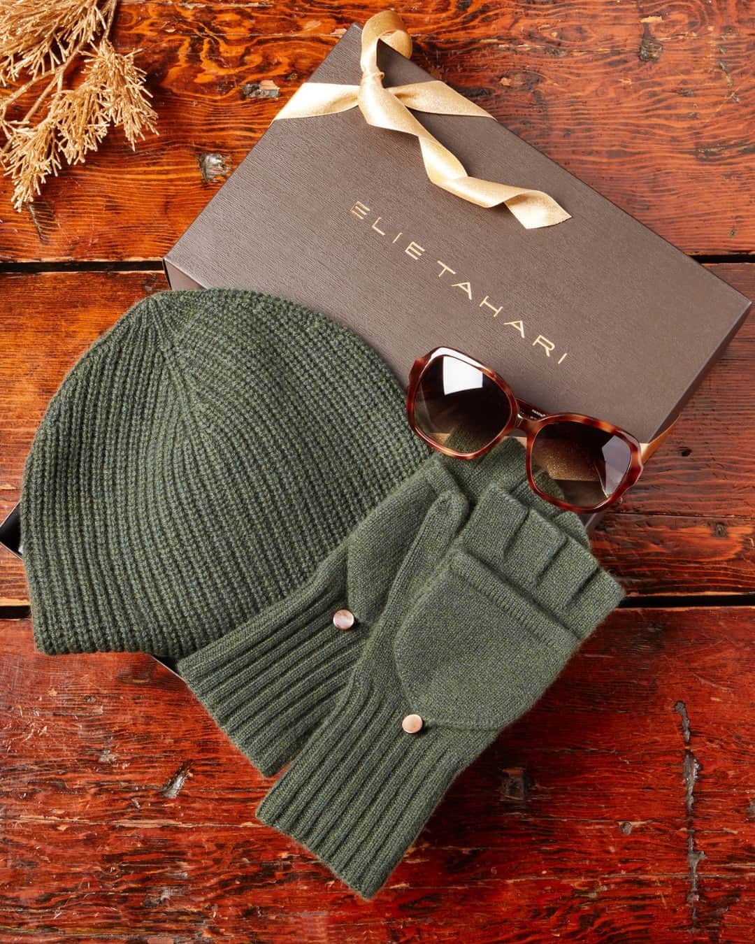 エリータハリのインスタグラム：「This holiday give the gift of Elie Tahari!🎁   Discover our Holiday Gift Guide -  A treasure trove of luxury finds that will leave a lasting impression.  Shop one for you and one for all the 'IT' girls at elietahari.com & Elie Tahari Collection Stores.  We have something for everyone!   🔗 in bio to shop plus check out our stories for some of our most popular gifts!」
