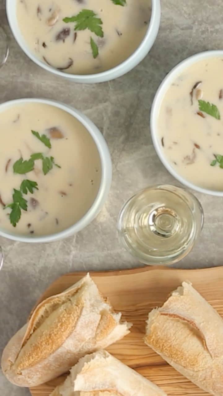 マーサ・スチュワートのインスタグラム：「Made with three types of mushrooms, plus chicken stock, heavy cream, and egg yolks, this French-style mushroom soup is rich and delicious. Using a combination of different types of mushrooms adds to the flavor, texture, and look of the soup. Get the recipe at the link in our bio.」