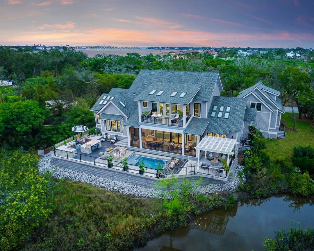 HGTVさんのインスタグラム写真 - (HGTVInstagram)「UM, HELLO. 😍 HGTV Dream Home 2024 is here and is even MORE beautiful than we could've imagined. 🌴 Click our bio to tour every breathtaking space inside this luxurious coastal retreat in Anastasia Island, FL and, while you're there, sign up for sweepstakes reminders. ✨ Your chance to win this $2.2M grand prize starts 12/22!  Design: @bpatrickflynn Photos: @josephgbradshaw @chipperhatter @laureywglenn @rusticwhiteinteriors」12月1日 3時28分 - hgtv