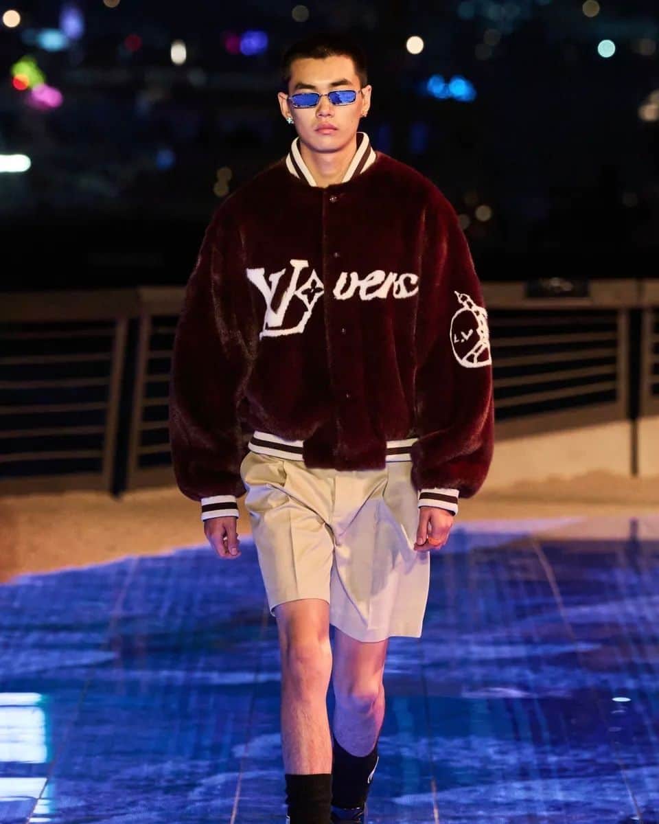 HYPEBEASTさんのインスタグラム写真 - (HYPEBEASTInstagram)「@pharrell took to Hong Kong for @louisvuitton’s Men’s pre-Fall 2024 show. Located on the Tsim Sha Tsui waterfront, the house’s first show in Hong Kong brought in guests from around the world.⁠ ⁠ “The archetypes that we chose were like a sailor one and an another archetype was one on holiday. There’s a lot of floral inspiration, a deep dive into exotic colorways, interesting pairings of colors,” Williams told Hypebeast.⁠ ⁠ As evident in this show and the last, Williams is no stranger to using vibrant colors to accent traditional patterns like the Damier, as seen on cloud like sandals and Keepall bags. Almost an ode to the colorful cityscape and sunny beaches of Hong Kong, the collection itself is resonant and astounding.⁠ Photo: Louis Vuitton」12月1日 3時21分 - hypebeast