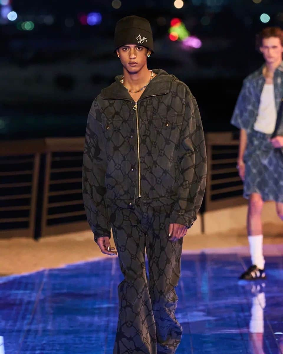 HYPEBEASTさんのインスタグラム写真 - (HYPEBEASTInstagram)「@pharrell took to Hong Kong for @louisvuitton’s Men’s pre-Fall 2024 show. Located on the Tsim Sha Tsui waterfront, the house’s first show in Hong Kong brought in guests from around the world.⁠ ⁠ “The archetypes that we chose were like a sailor one and an another archetype was one on holiday. There’s a lot of floral inspiration, a deep dive into exotic colorways, interesting pairings of colors,” Williams told Hypebeast.⁠ ⁠ As evident in this show and the last, Williams is no stranger to using vibrant colors to accent traditional patterns like the Damier, as seen on cloud like sandals and Keepall bags. Almost an ode to the colorful cityscape and sunny beaches of Hong Kong, the collection itself is resonant and astounding.⁠ Photo: Louis Vuitton」12月1日 3時21分 - hypebeast