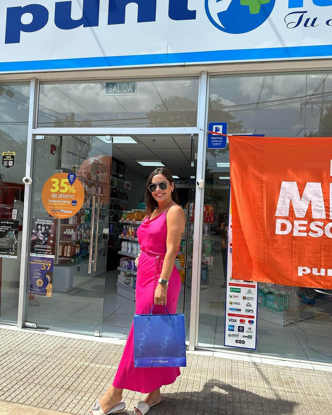 ラリッサ・リケルメのインスタグラム：「🌸 Lindo #jueves 🌸  Aprovechando los #Megadescuentos 🥳🔥  Hasta 60% OFF 🤪🔥 Te pensas perder estos descubrimientos…? ❤️🥰 Hoy conocí @puntofarmapy sucursal 540 ❤️」