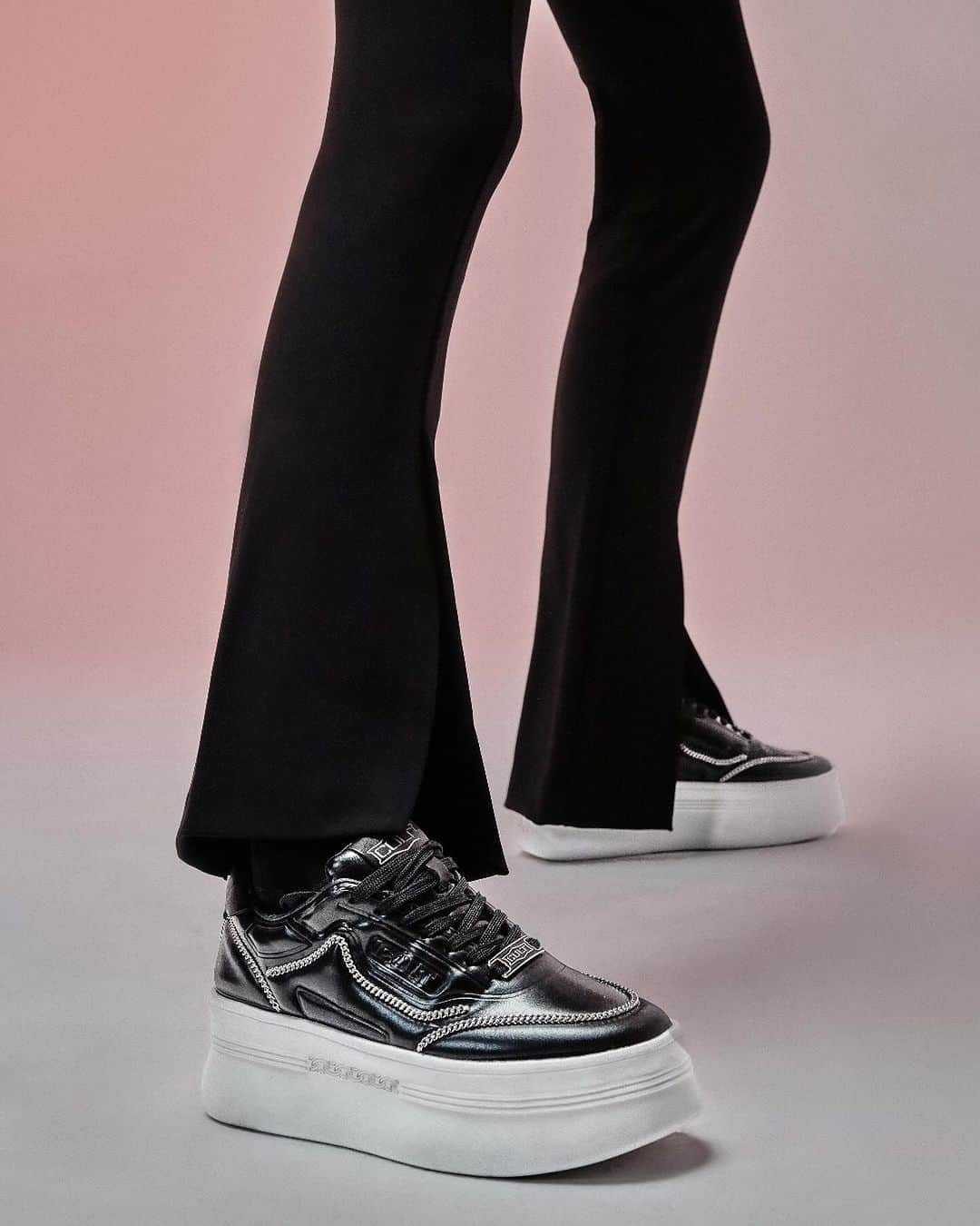 のインスタグラム：「Pearl 3966: questa sneakers platform dallo stile rock chic è fatta su misura per la stagione invernale e per chi non vuole rinunciare ad una calzatura extra bold ma leggera e perfetta per aggiungere carattere a ogni look.」
