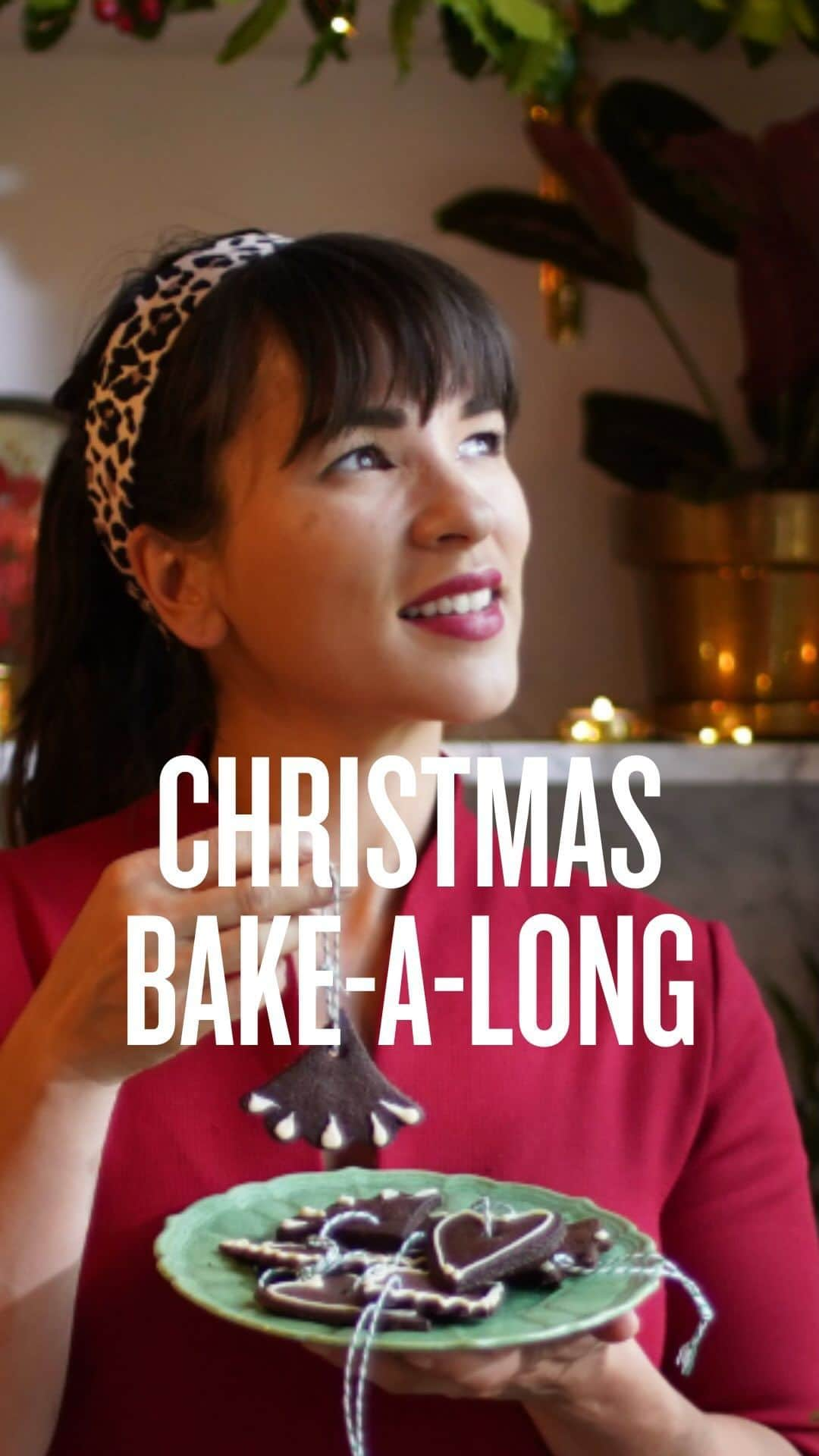 レイチェル・クーのインスタグラム：「🎄 I’m doing my first Christmas bake-along this Sunday 9.30am GMT/10.30am CET/7.30pm AEST  This is normally for my paid newsletter subscribers only. But as a one off I’m releasing 10 spots with 20% proceeds going to @womens_aid   Click the link in bio to sign up 📸   Clip from my TV show “Rachel Khoo’s Chocolate Christmas” which you can stream on @discoveryplusuk ✨」