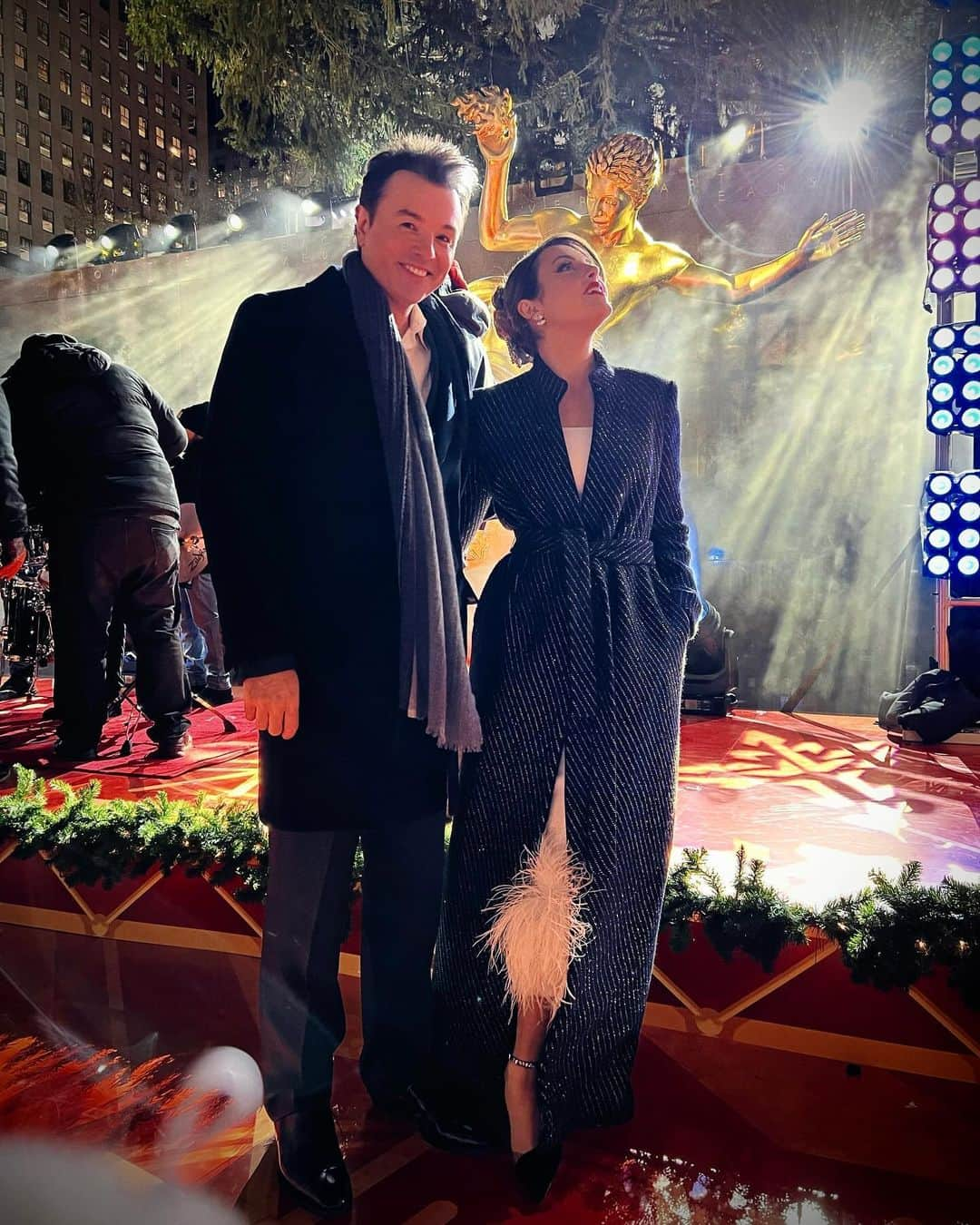 エリザベス・ギリースさんのインスタグラム写真 - (エリザベス・ギリースInstagram)「Tree Lighting At Rockefeller Center. What a thrill! 🎄」12月1日 3時32分 - lizgillz