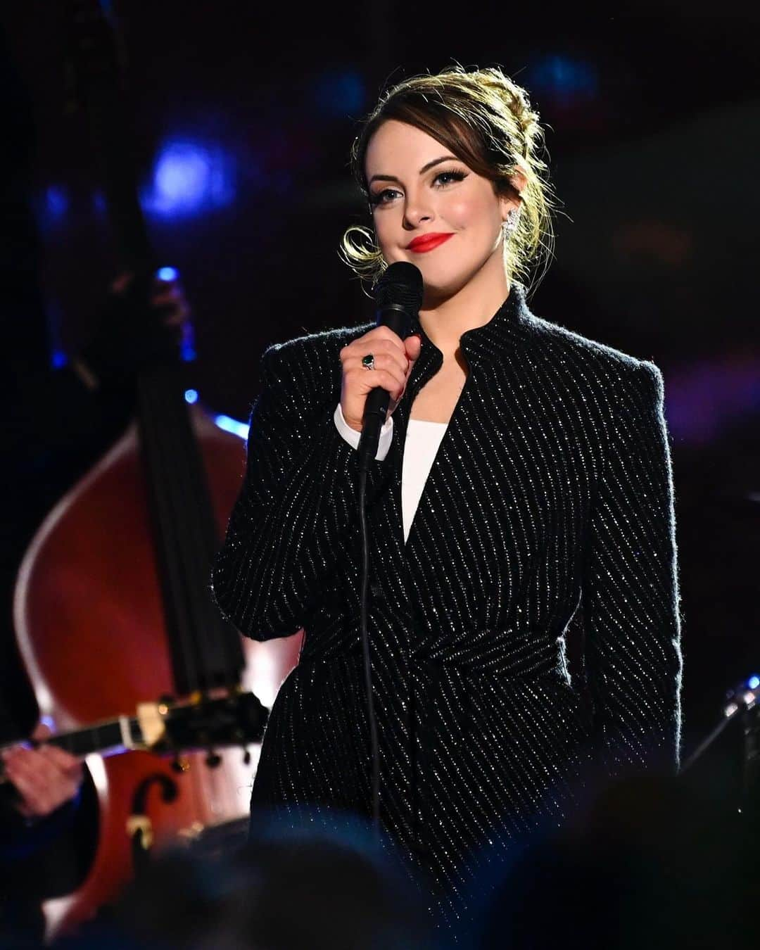 エリザベス・ギリースのインスタグラム：「Tree Lighting At Rockefeller Center. What a thrill! 🎄」