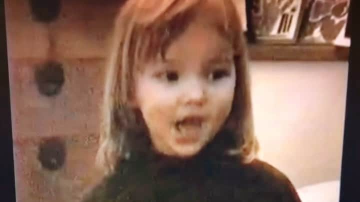 ダヴ・キャメロンのインスタグラム：「volume 1 of the album is out tonight at midnight !!! should we tell her 🫶🏻👼🏻」
