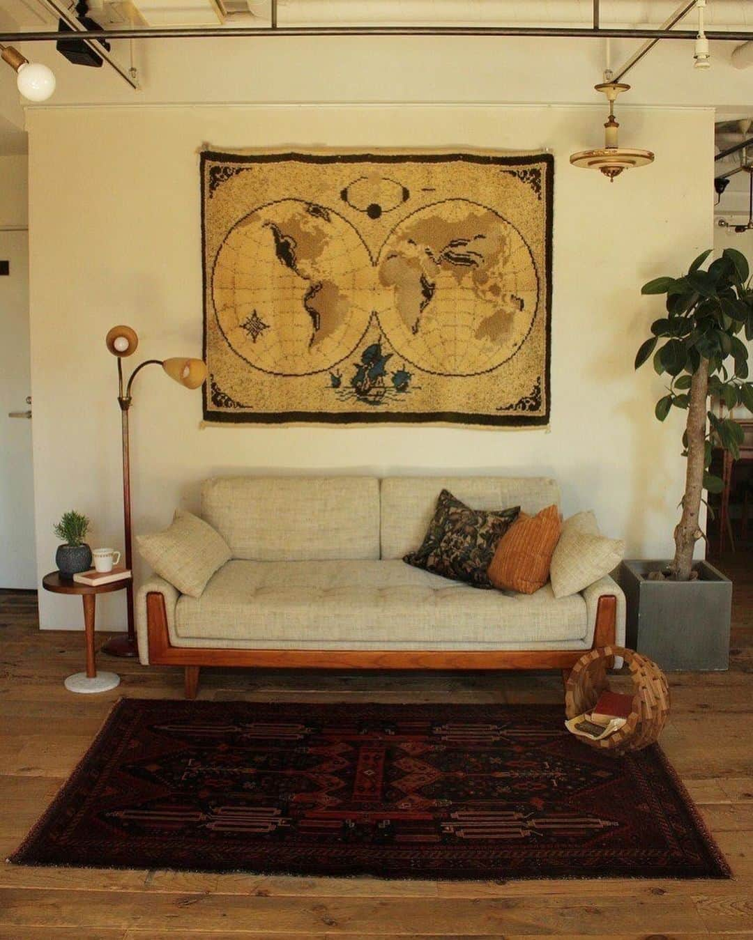 ACME Furnitureさんのインスタグラム写真 - (ACME FurnitureInstagram)「-tribal rug and sofa-  ◾️AFGHAN RUG (L-28) ◾️BULGARIAN RUG (L-22)  ◾️WINDAN feather SOFA  @floor.tokyo   Contact:ACME Furniture MEGURO St. TEL:03-5720-1071 Email:acme-jsf@baycrews.co.jp   #acmefurniture #vintagefurniture #tribalrug #vintagerugs #windanfeathersofa」11月30日 18時53分 - acme_furniture