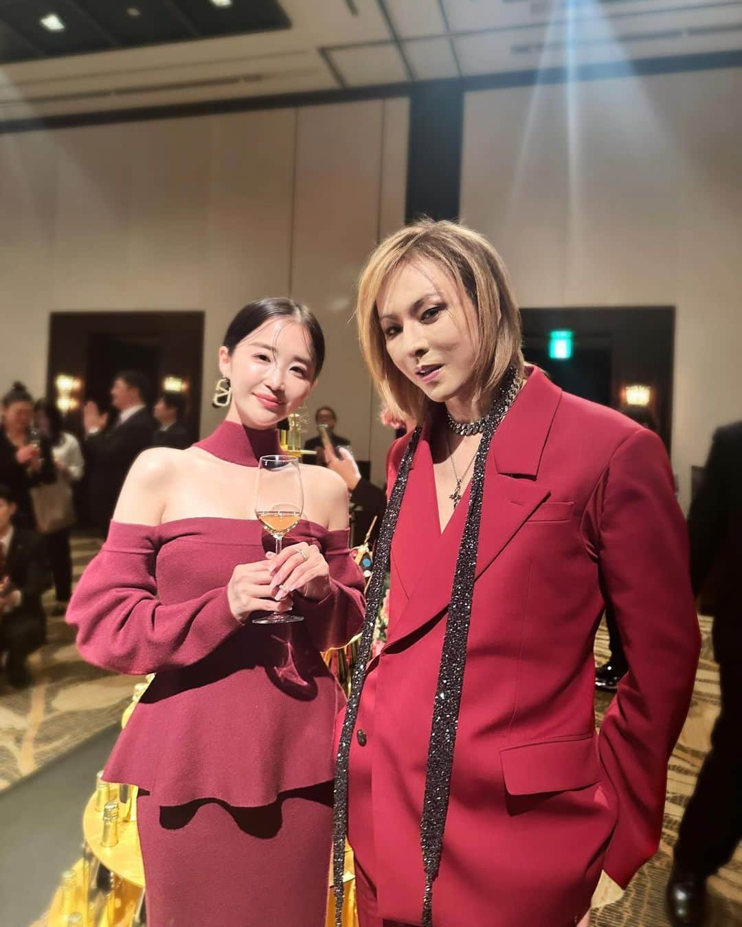 休井美郷さんのインスタグラム写真 - (休井美郷Instagram)「昨日、YOSHIKIさんが手掛けられた新しいシャンパーニュのカクテルパーティーにご招待頂きました🥂✨  なんとなんと生演奏まで… もちろん奏でられる音にも、そしてYOSHIKIさんのお言葉にも、少しうるっとしてしまいました…🥹  とても美味しかったです、おめでとうございます。✨」11月30日 18時52分 - kyuui_misato