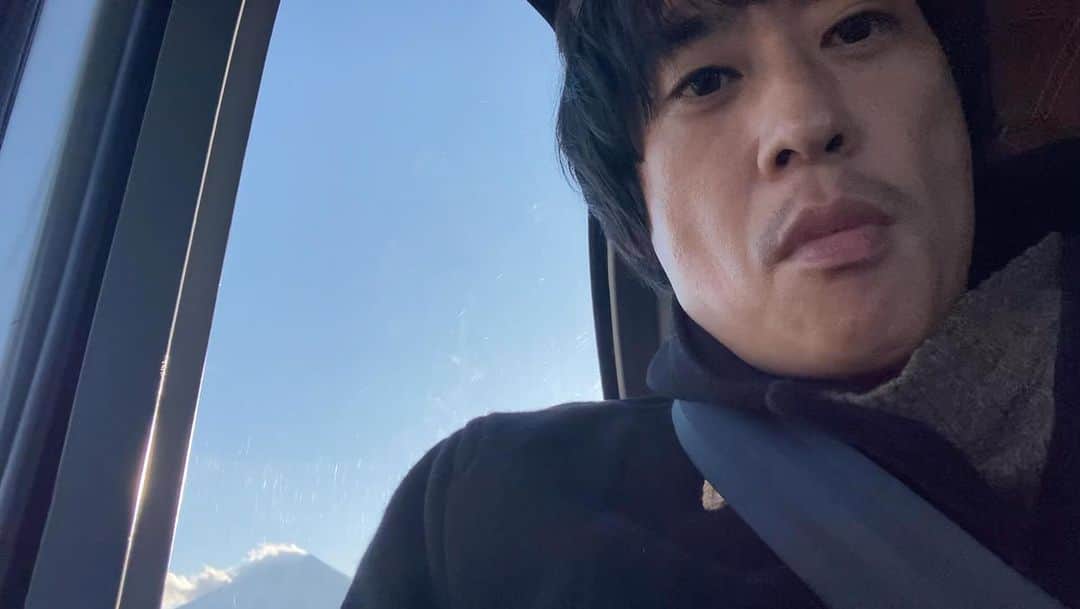 村上健志のインスタグラム：「密着。」