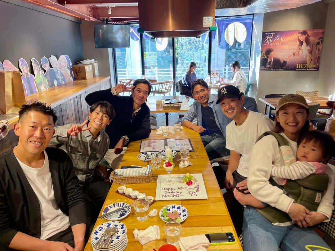 上田藍さんのインスタグラム写真 - (上田藍Instagram)「. 🤗💓🥰💓🤤💓🤗💓🥰💓🤤💓  Relaxing time spent with friends.🥰 #triathlonfriends💞  1日1種目～2種目のトレーニングで身体起こしをしつつ、お友達とゆったりお喋りを楽しんだり🥰、一緒にリラックスメニューで体を動かしたり🏃🏊️、そして美味しい食事をたべたりしながら😋、束の間のオフシーズンをすごしています🤗🍀  今日は素敵な花束をプレゼントしていただきました💐✨部屋が華やいでいます～🙌💕  たくさんの出会いに感謝❤️  #楽しい会話であっという間🥰 #美味しい食事でリラックス😋 #トライアスロン仲間🙌🌟 #しばしオフシーズン #出会いに感謝❤️」11月30日 18時46分 - ai_love_tri