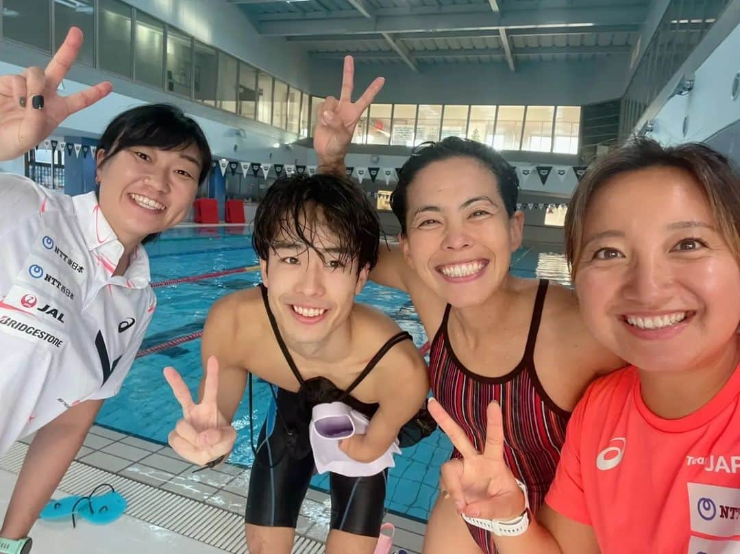 上田藍さんのインスタグラム写真 - (上田藍Instagram)「. 🤗💓🥰💓🤤💓🤗💓🥰💓🤤💓  Relaxing time spent with friends.🥰 #triathlonfriends💞  1日1種目～2種目のトレーニングで身体起こしをしつつ、お友達とゆったりお喋りを楽しんだり🥰、一緒にリラックスメニューで体を動かしたり🏃🏊️、そして美味しい食事をたべたりしながら😋、束の間のオフシーズンをすごしています🤗🍀  今日は素敵な花束をプレゼントしていただきました💐✨部屋が華やいでいます～🙌💕  たくさんの出会いに感謝❤️  #楽しい会話であっという間🥰 #美味しい食事でリラックス😋 #トライアスロン仲間🙌🌟 #しばしオフシーズン #出会いに感謝❤️」11月30日 18時46分 - ai_love_tri