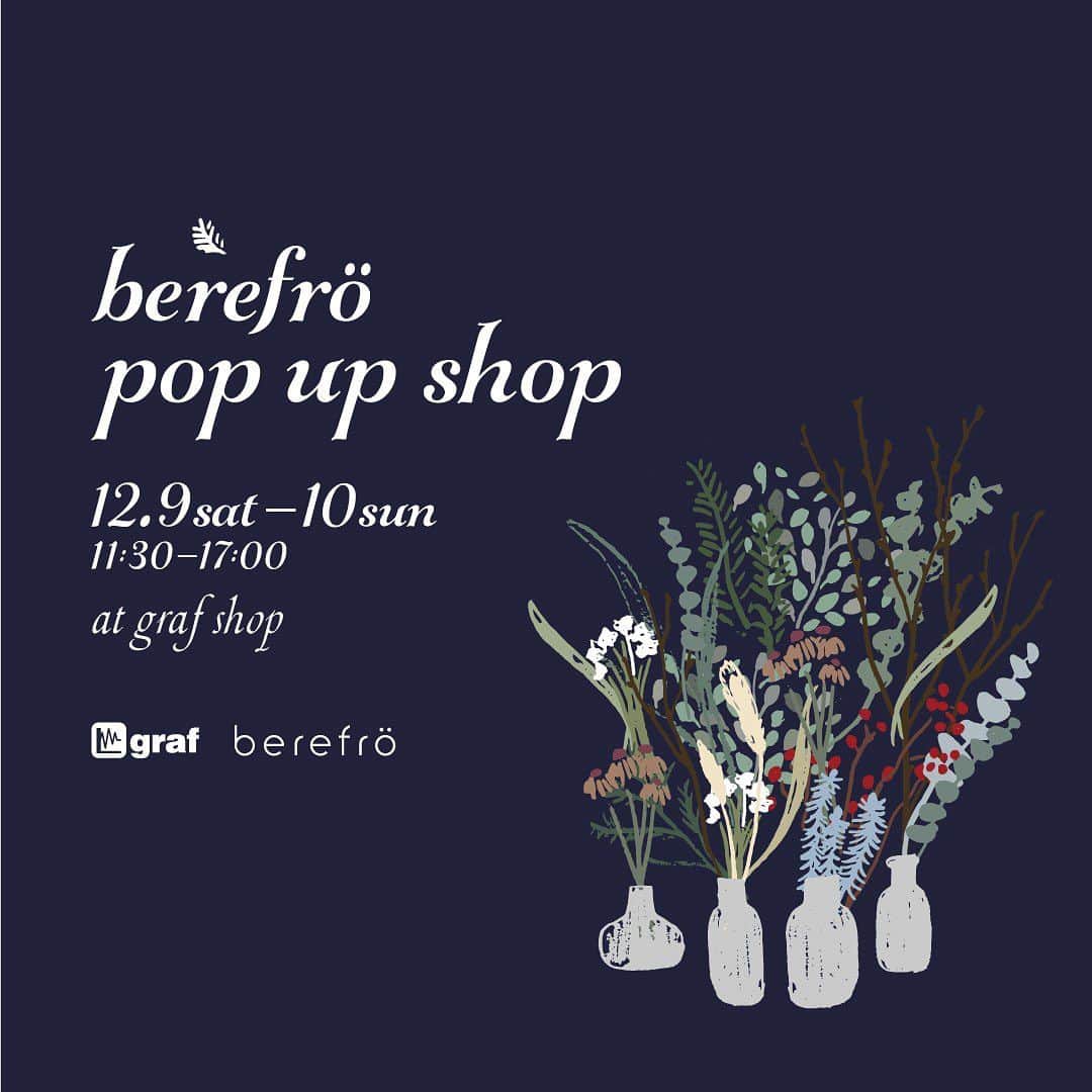 graf studioのインスタグラム：「12月9日（土）・10日（日）の2日間、graf studioの軒先で、冬のお花や枝物がたくさんご覧いただけるberefrö(@berefro )のpop upを開催します。berefröは店舗を持たない移動花屋。イベントへの出店や店舗装飾、ウエディング、期間限定のオンラインショップでの販売など、多方面でご活躍されています。  今回はさつま杉やコニファー、モミなどの数種類の針葉樹や、冬の枝物、ドライになりやすい花材、出始めの春のお花も少しお持ちいただきます。こちらの写真は昨年の同時期のpop upの様子です。店主の稲垣さんとお話しをしながら、愛らしいお花を選ぶ時間をぜひ楽しんでください。  花束を作ってもらうことはもちろん、少しお時間をいただくこともありますが、お好きなお花や枝物を束ねて、スワッグの製作をお願いすることもできます。 クリスマスの期間や冬の設えとして、お好みの花材で作ったオリジナルのスワッグを飾っていただけます。2日間限定のイベントですので、この機会にぜひgraf studioにお越しください。  開催概要 会期｜2023年12月9日（土）・10日（日） 時間｜11:30-17:00 場所｜ graf studio 軒先（大阪市北区中之島4-1-9 graf studio 1F） 問合せ｜06-6459-2100　shop@graf-d3.com（信川・北尾）  #grafstudio #graf #グラフ #グラフスタジオ #berefrö #berefro #ベレフロー #移動花屋 #花屋 #花 #flower #popup #イベント #スワッグ #花束」