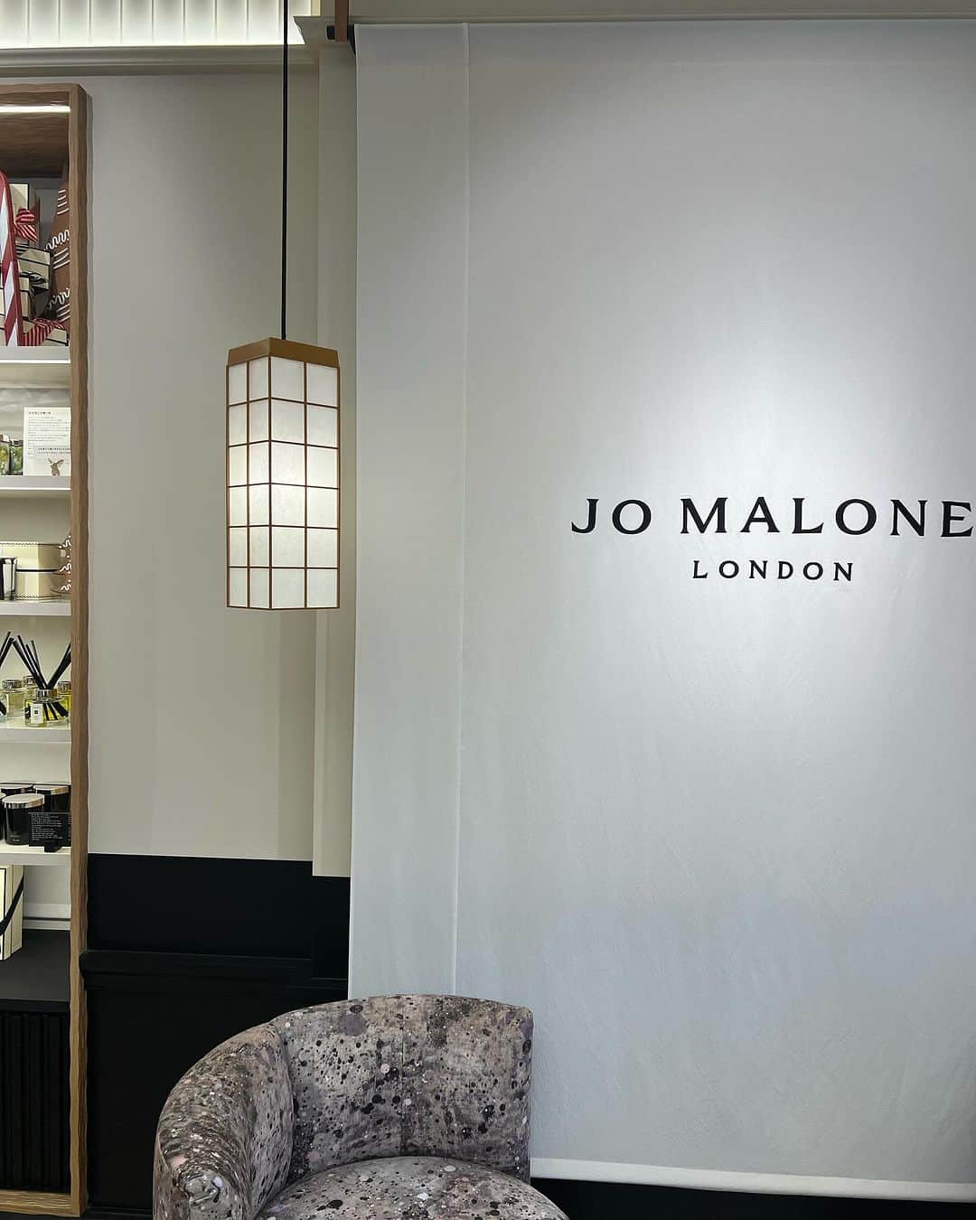 Isakoさんのインスタグラム写真 - (IsakoInstagram)「JO MALONE LONDON🎀daikanyama  ジョー マローン ロンドン が @jomalonelondon  代官山（フォレストゲート）に12月1日new open✨  今日はオープン前のイベントにご招待頂きました💞  店内は和の雰囲気がある珍しいデザイン✨ ホリデーシーズンの装飾も可愛かったです🎄🎁  みんなも是非話題のフォレストゲート代官山へ 行ってみてね💞  カーディガン @grl_official  ツイードスカート @dinoble_official   #jomalonelondon #ジョーマローンロンドン #ジョーマローンロンドン代官山 #フォレストゲート代官山 #Forestgate Daikanyama #uniquelyyours #pr #grl#グレイル」11月30日 18時53分 - ichaaako