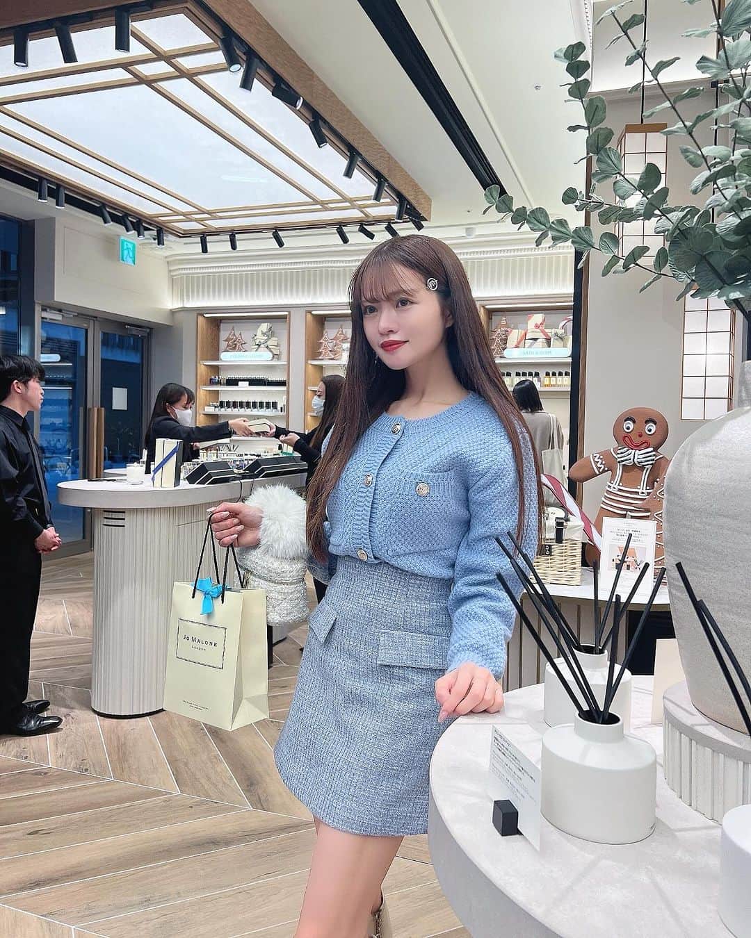 Isakoのインスタグラム：「JO MALONE LONDON🎀daikanyama  ジョー マローン ロンドン が @jomalonelondon  代官山（フォレストゲート）に12月1日new open✨  今日はオープン前のイベントにご招待頂きました💞  店内は和の雰囲気がある珍しいデザイン✨ ホリデーシーズンの装飾も可愛かったです🎄🎁  みんなも是非話題のフォレストゲート代官山へ 行ってみてね💞  カーディガン @grl_official  ツイードスカート @dinoble_official   #jomalonelondon #ジョーマローンロンドン #ジョーマローンロンドン代官山 #フォレストゲート代官山 #Forestgate Daikanyama #uniquelyyours #pr #grl#グレイル」