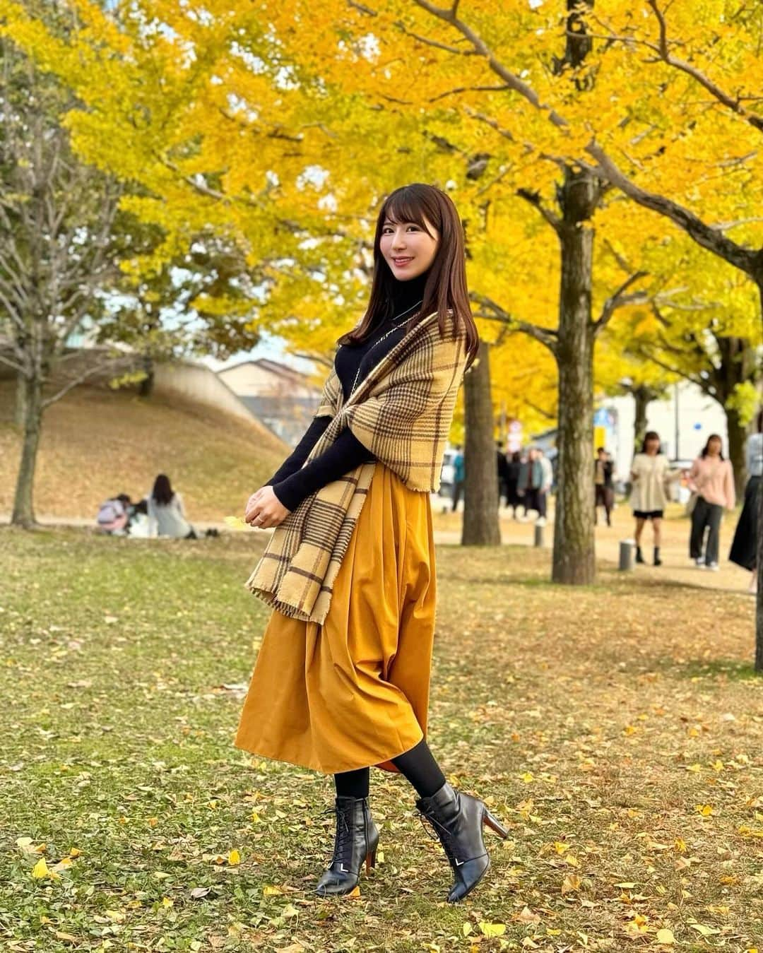 Manaさんのインスタグラム写真 - (ManaInstagram)「🍁🍂💛 𝑮𝒐𝒍𝒅𝒆𝒏 𝒚𝒆𝒍𝒍𝒐𝒘 𝑮𝒊𝒏𝒌𝒈𝒐 このあいだ銀杏並木で有名な学びの森へ行ってきました🐾 ⁡ 景色一面、黄金色になっていて すごくきれいだったよ〜☺️ ⁡ ⁡ 自然の移り変わりを肌で感じるのが好き✨ ⁡ ここの銀杏並木はなんと冬になると イルミネーション並木になるんですよ⛄️❄️ それも気になるー♪ ⁡ ⁡ ⁡ ⁡ #ginkgo #ginkgotree #銀杏並木 #イチョウ #銀杏 #いちょう #いちょう並木 #岐阜 #各務原 #学びの森 #お出かけ #マフラーコーデ #ゆるコーデ #あったかコーデ #きれいめカジュアル #秋コーデ #冬コーデ #イエローコーデ #ニットコーデ #紅葉2023 #紅葉狩り #紅葉スポット #紅葉シーズン #红叶 #단풍」11月30日 18時50分 - mana.tcy