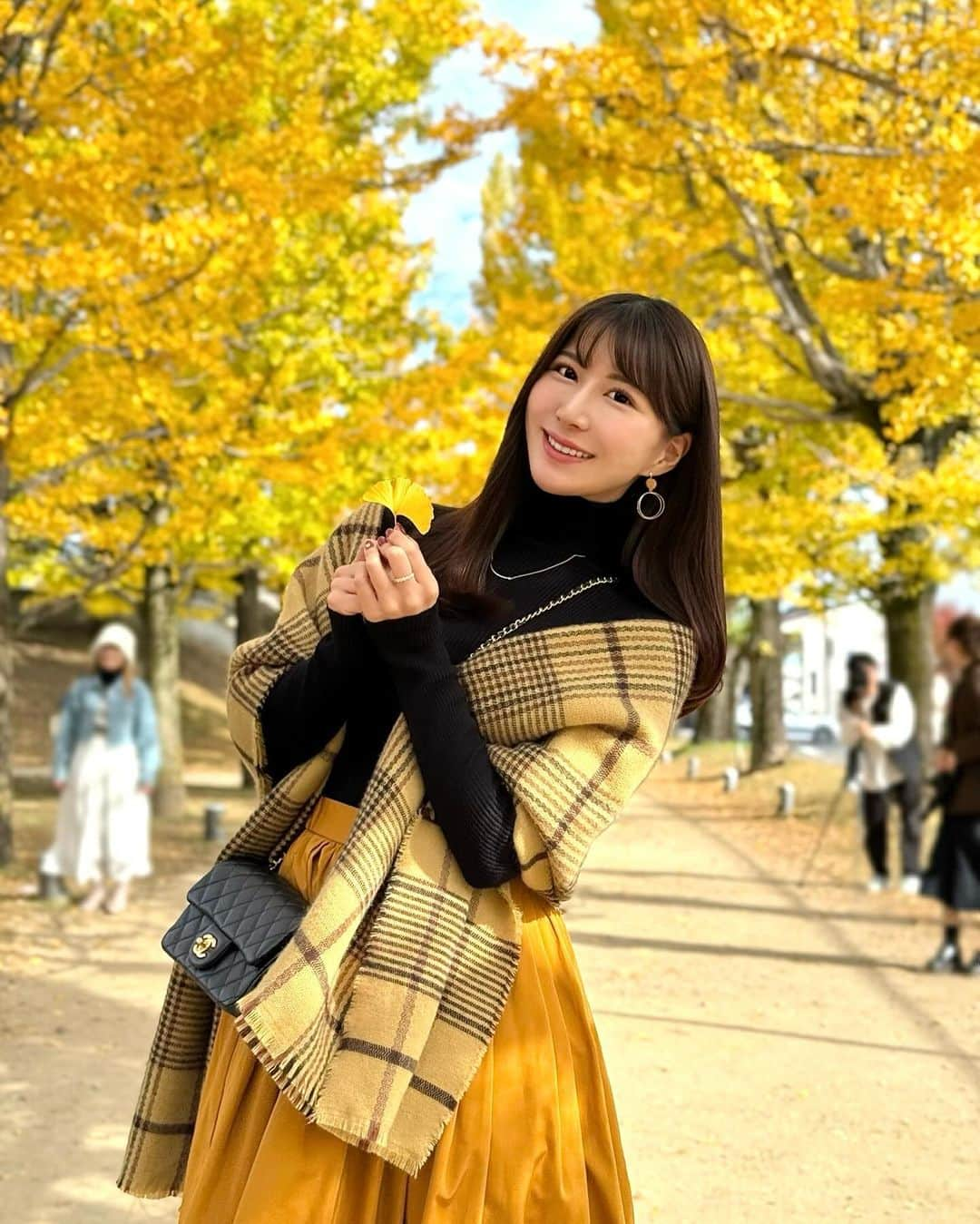 Manaさんのインスタグラム写真 - (ManaInstagram)「🍁🍂💛 𝑮𝒐𝒍𝒅𝒆𝒏 𝒚𝒆𝒍𝒍𝒐𝒘 𝑮𝒊𝒏𝒌𝒈𝒐 このあいだ銀杏並木で有名な学びの森へ行ってきました🐾 ⁡ 景色一面、黄金色になっていて すごくきれいだったよ〜☺️ ⁡ ⁡ 自然の移り変わりを肌で感じるのが好き✨ ⁡ ここの銀杏並木はなんと冬になると イルミネーション並木になるんですよ⛄️❄️ それも気になるー♪ ⁡ ⁡ ⁡ ⁡ #ginkgo #ginkgotree #銀杏並木 #イチョウ #銀杏 #いちょう #いちょう並木 #岐阜 #各務原 #学びの森 #お出かけ #マフラーコーデ #ゆるコーデ #あったかコーデ #きれいめカジュアル #秋コーデ #冬コーデ #イエローコーデ #ニットコーデ #紅葉2023 #紅葉狩り #紅葉スポット #紅葉シーズン #红叶 #단풍」11月30日 18時50分 - mana.tcy