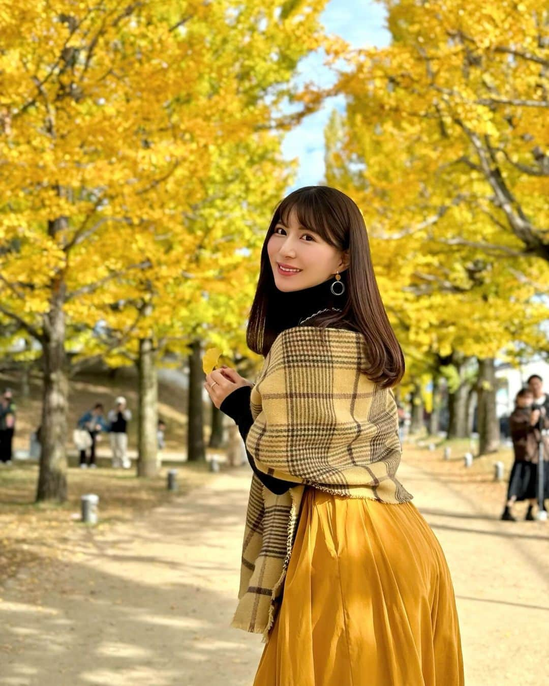 Manaさんのインスタグラム写真 - (ManaInstagram)「🍁🍂💛 𝑮𝒐𝒍𝒅𝒆𝒏 𝒚𝒆𝒍𝒍𝒐𝒘 𝑮𝒊𝒏𝒌𝒈𝒐 このあいだ銀杏並木で有名な学びの森へ行ってきました🐾 ⁡ 景色一面、黄金色になっていて すごくきれいだったよ〜☺️ ⁡ ⁡ 自然の移り変わりを肌で感じるのが好き✨ ⁡ ここの銀杏並木はなんと冬になると イルミネーション並木になるんですよ⛄️❄️ それも気になるー♪ ⁡ ⁡ ⁡ ⁡ #ginkgo #ginkgotree #銀杏並木 #イチョウ #銀杏 #いちょう #いちょう並木 #岐阜 #各務原 #学びの森 #お出かけ #マフラーコーデ #ゆるコーデ #あったかコーデ #きれいめカジュアル #秋コーデ #冬コーデ #イエローコーデ #ニットコーデ #紅葉2023 #紅葉狩り #紅葉スポット #紅葉シーズン #红叶 #단풍」11月30日 18時50分 - mana.tcy