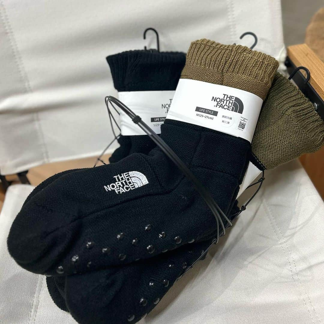 SUNDAY MOUNTAINさんのインスタグラム写真 - (SUNDAY MOUNTAINInstagram)「冬キャンプの必需品！？ ノースフェイスのウィンタールームソックス❄️  お家でのルームソックスはもちろん、 テント内にもおすすめのあったかソックス🧦  肌側にはボアフリース 見た目から暖かさが伝わるボリューム感  足裏には滑り止めのプリントがあるので、 歩きやすいです✨ キッズサイズもあるので親子お揃いにも！ ギフトにも喜ばれる商品です🎁  ▶︎THE NORTH FACE ヌプシブーティーソックス ¥2,970 (23㎝〜27㎝)  #THEGATE #sundaymountain #サンデーマウンテン #thenorthface  #ノースフェイス #ヌプシブーティーソックス #ルームソックス #冬キャンプの必需品」11月30日 19時30分 - sundaymountain