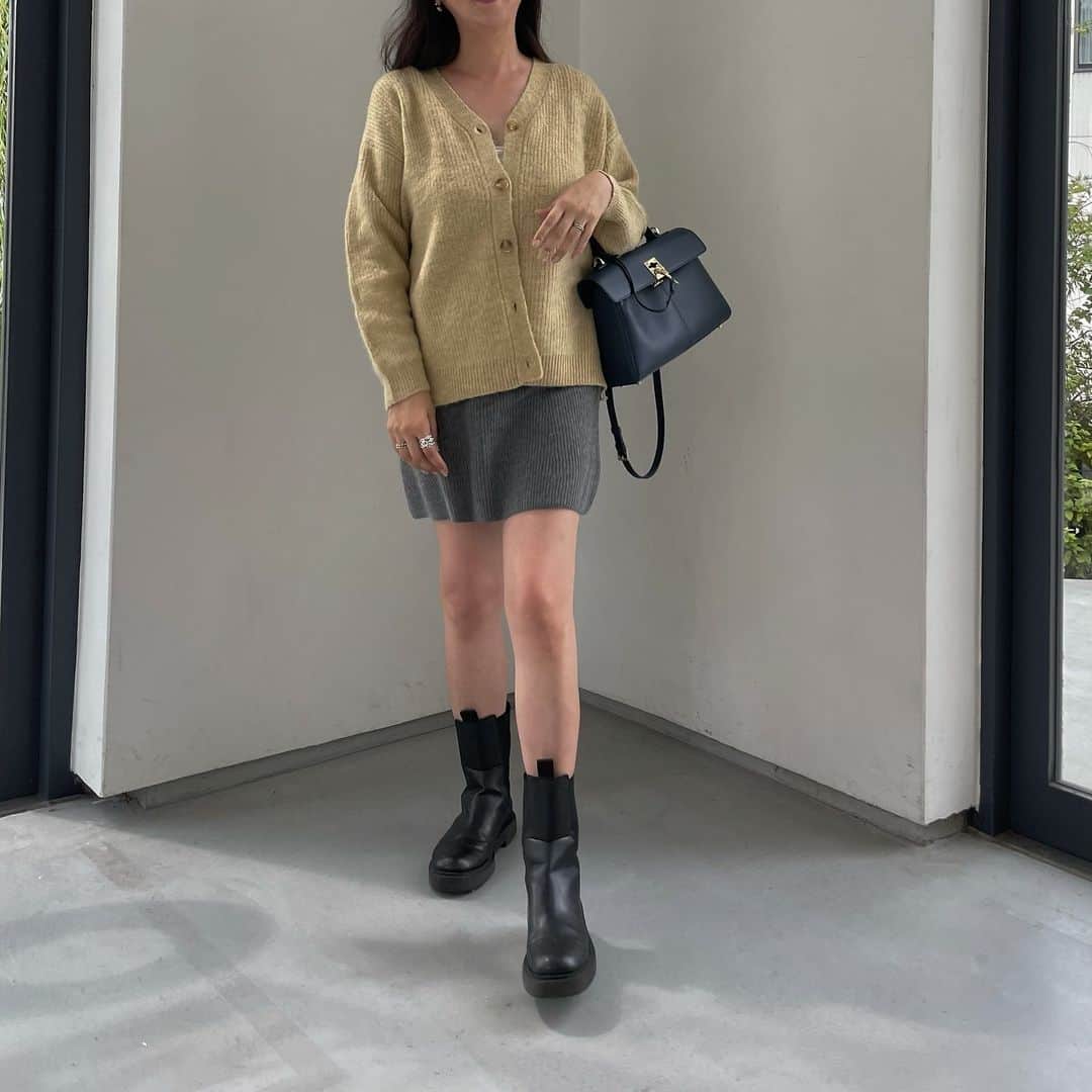 yoka1124のインスタグラム：「☆ 𝕠𝕦𝕥𝕗𝕚𝕥 ☆  . 息子くん帰って来た お土産話聞きながら夕食楽しみっ  お迎えに行った車の中で既に話が止まらなくて🤣 楽しかったのであろう 良かった良かった  💛✖︎🩶の組み合わせ好き  . . #ungrid #uniqlo#cafune#大人カジュアル#高身長女子#高身長コーデ#40代コーデ #40代ファッション#大人カジュアル#30代ファッション #30代コーデ#骨スト#骨格ストレート#シンプルコーデ#キレイめコーデ」