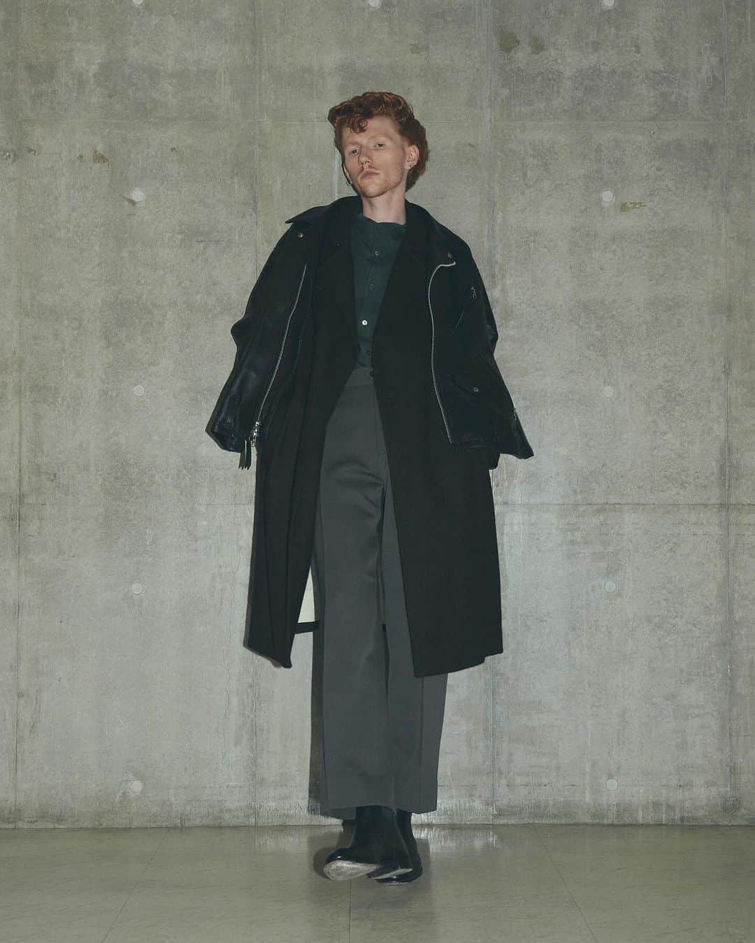 マーカウェアのインスタグラム：「Schott × MARKAWARE for ÉDIFICE   12月1日（金）12時よりSchott × MARKAWARE for ÉDIFICE ''ONE STAR RIDERS JACKET’’の予約販売を開始いたします。 また直営店PARKING Nakameguroでも12月1日（金）〜12月3日（日）の期間中のみ店頭予約を承ります。  Schott × MARKAWARE for ÉDIFICE ''ONE STAR RIDERS JACKET''  Price:¥176,000(tax incl.) Size:1,2,3 Color:Black  Material:Lamb Leather   Pre-order | December 1, 2023 at 12:00~ Regular sale | January 3, 2024 at 12:00~  -  Schottを代表するモデルである「ONE STAR RIDERS JACKET」をベースに、MARKAWAREの卓越したパターンメイキングとデザインセンスを落とし込んだ本作。加えて''Made in USA''というのも、洋服 好きの心をくすぐるポイントになっています。 オリジナルの良さを踏襲しながらも、現代のムードにマッチした珠玉の逸品が生まれました。  2024年にブランド生誕30周年を迎えるÉDIFICEのリクエストにより実現した、特別なプロダクトです。   #Schott #MARKAWARE #EDIFICE  Photograpy : @teruohorikoshi Stylist : @ryotayamada______ Hair : @pyuuuuuu Model : @1000oooooooooooooooooo (activa)」