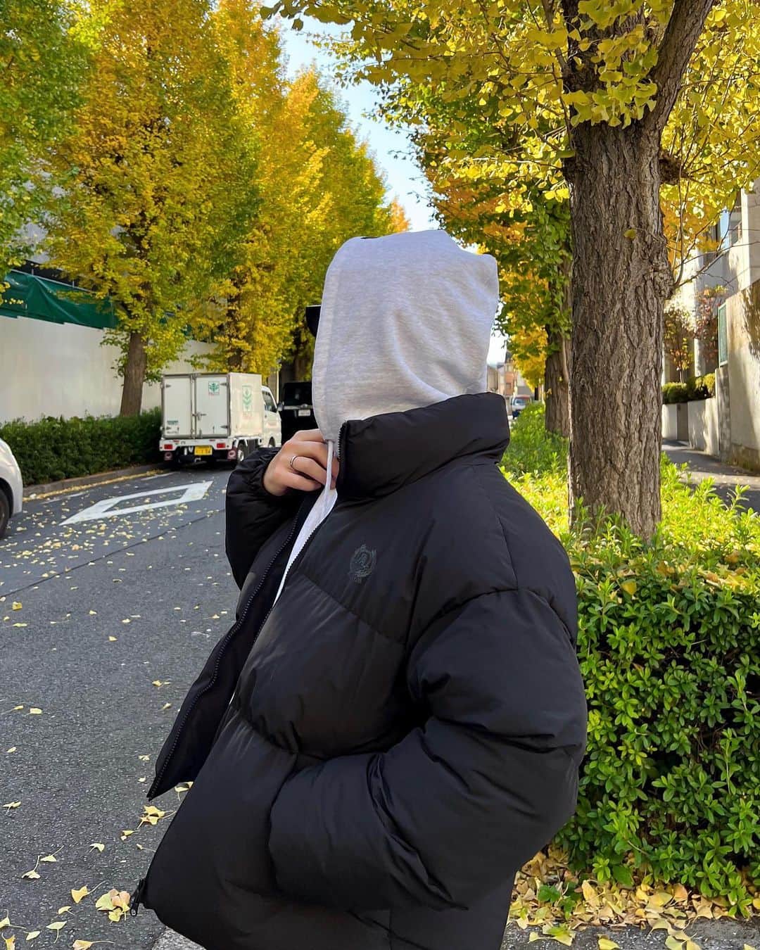 TOMOYAのインスタグラム：「. ボリュームと短丈がトレンドライクな このエコダウン☃️明日19:00発売です！ そしてなんと！まさかの！！！ ¥10,000切っております👏🏽  ストーリー載せたとき反響凄かったし 何がなんでもGETしてほしい1着！ @raugh___official  #outfit #ootd #mensfashion #raugh」