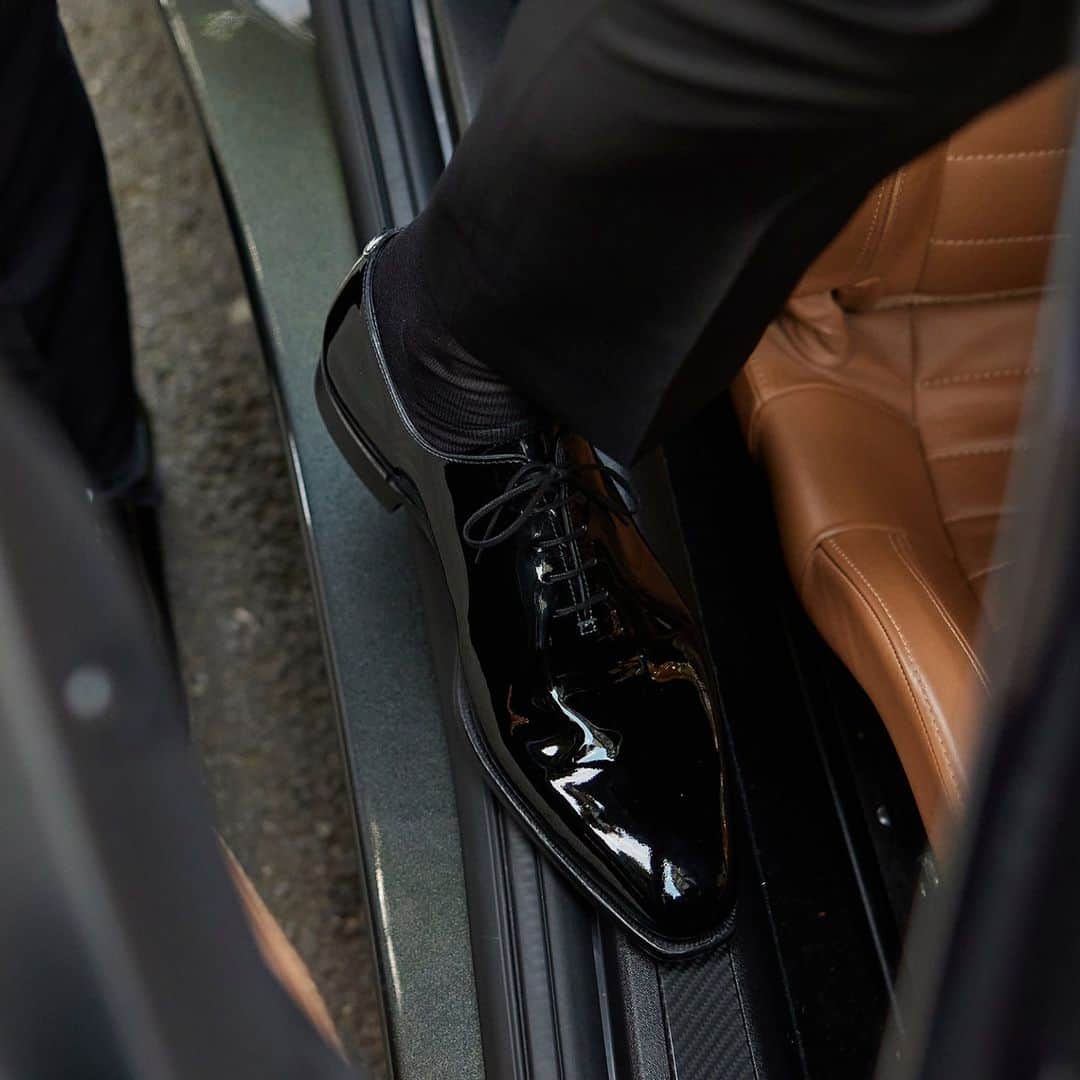 クロケット&ジョーンズのインスタグラム：「Crockett & Jones takes its best-selling and most famous Oxford, creating its most elegant evening style to date. Now available in Black Patent, Alex offers seamless luxury ready for your upcoming occasions.  . #crockettandjones #madetobeworn #eveningwear #alex #patent」