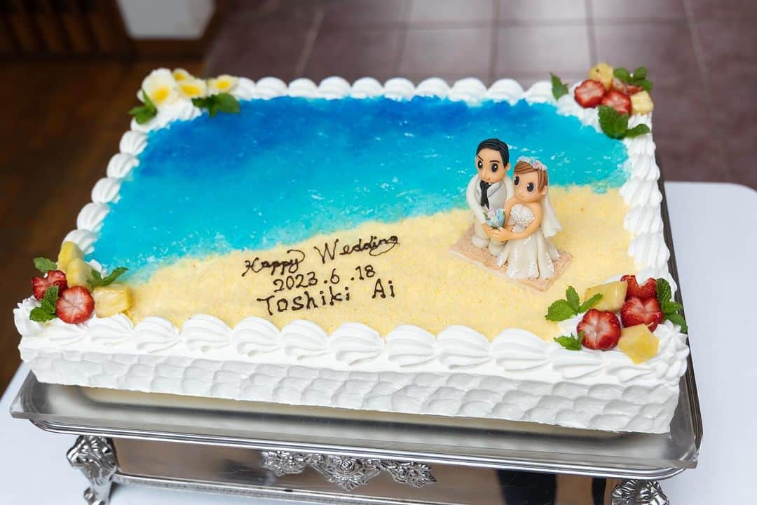 指帆亭のインスタグラム：「*  オリジナルのウェディングケーキ🏝️  * 1日1組限定、貸切wedding 記憶に残る1日をお過ごしください🕊️  *  指帆亭 Shihantei Pine Tree Resort （月・火曜日定休日、祝日の場合は営業） TEL:0463-43-1611 * 〒259-0123 神奈川県中郡二宮町二宮下向浜36 アクセス ・JR二宮駅より徒歩10分 ・お車でご来店の場合、無料駐車場を完備しております ナビゲーションシステムをご利用の際は、目的地に「二宮町立 二宮中学校」と設定をお願い致します。 *  #shihantei #指帆亭 #結婚 #結婚式 #二宮 #湘南 #茅ヶ崎 #平塚 #藤沢 #小田原 #大磯 #鎌倉 #二宮駅 #記念日 #貸切 #海 #海が見える #リゾート #リゾートウエディング #国内リゾート#ガーデン #プレ花嫁 #ウェディング #ブライダルフェア #ウェディングフォト  #フォトスポット #ウエディングドレス #披露宴#湘南ウェディング」