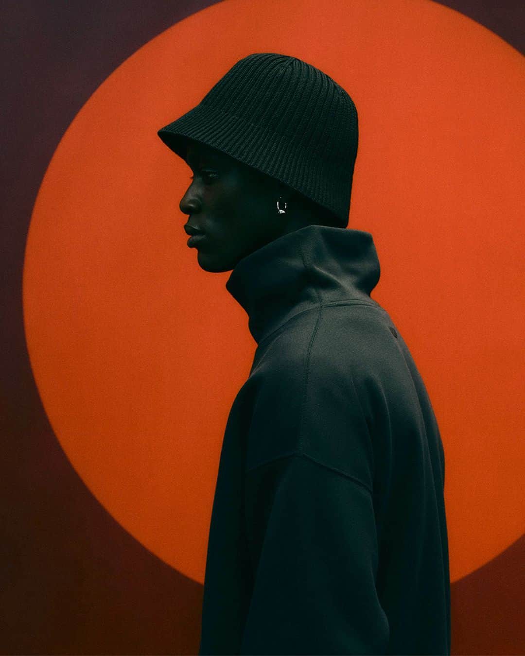 のインスタグラム：「@nike’s Tech Fleece line is celebrating its 10th anniversary this year, and it’s receiving a contemporary rebuild. Following the Swoosh’s “Don’t Sweat the Tech-nique” campaign, the sportswear giant is now ushering in a new era with its ultra-modern “Reimagined” collection. The range is updated with sleek outlines and a minimalist identity, promoting timeless styles ideal for generational athletes.⁠ ⁠ Nike’s new Tech Fleece collection champions its 10-year heritage with lightweight textiles and supreme warmth. The OG stitch also makes a return from the line’s inaugural collection, featuring mock-neck sweatshirts and pleated bottoms that see a relaxed fit. Swipe to get a closer look.⁠ Photo: Nike」