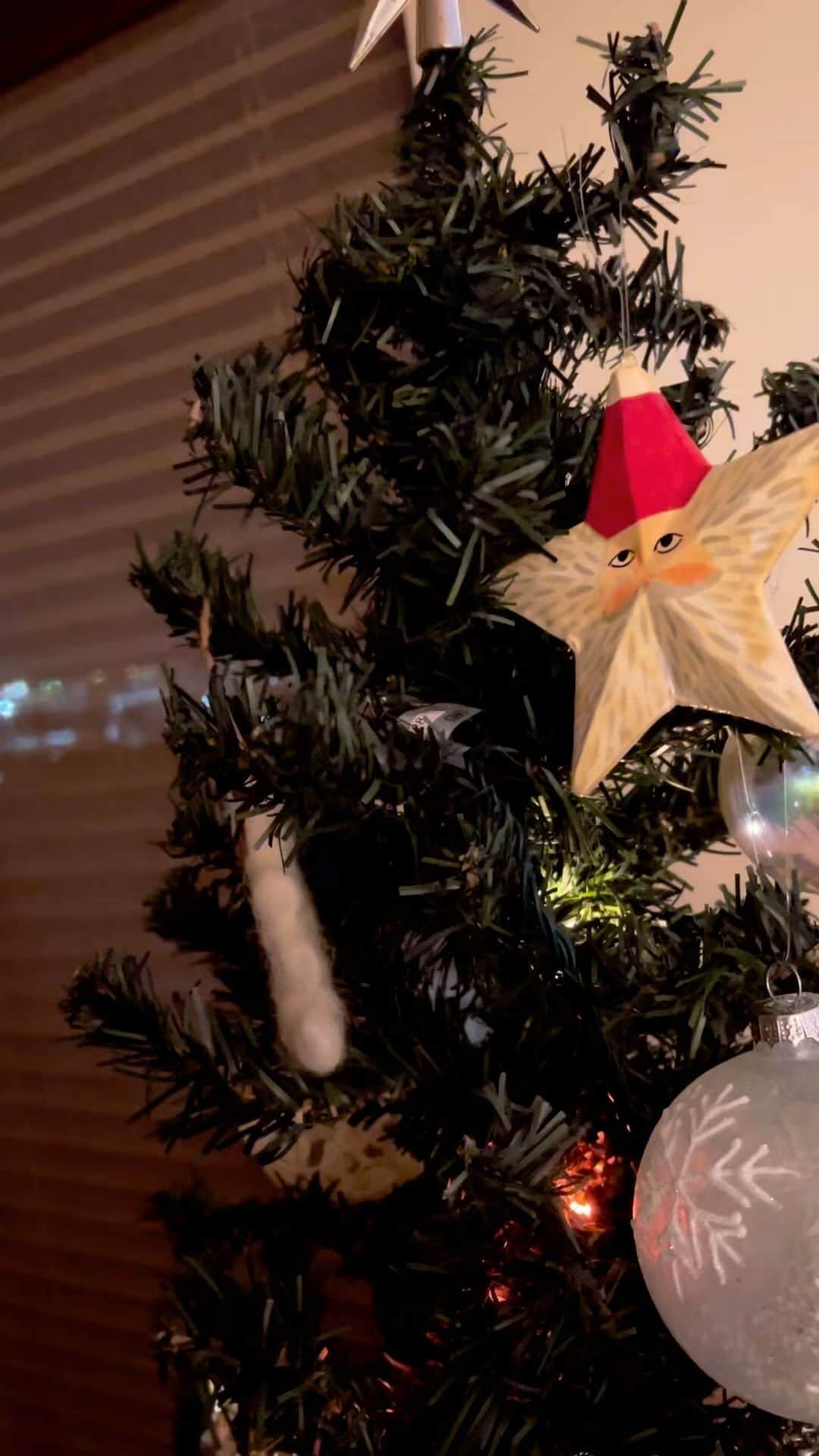 林香里のインスタグラム：「・ ・ 12月までに無事クリスマスツリー飾り付け間に合った🎄🎅🏻💫 サンタさんに手紙✉️書かないとねー サンタさんにプレゼント何をお願いしよかなー と可愛い会話しながら皆んなで楽しく飾り付け完了♡  #christmas#christmartree#christmasdecor#xmas」