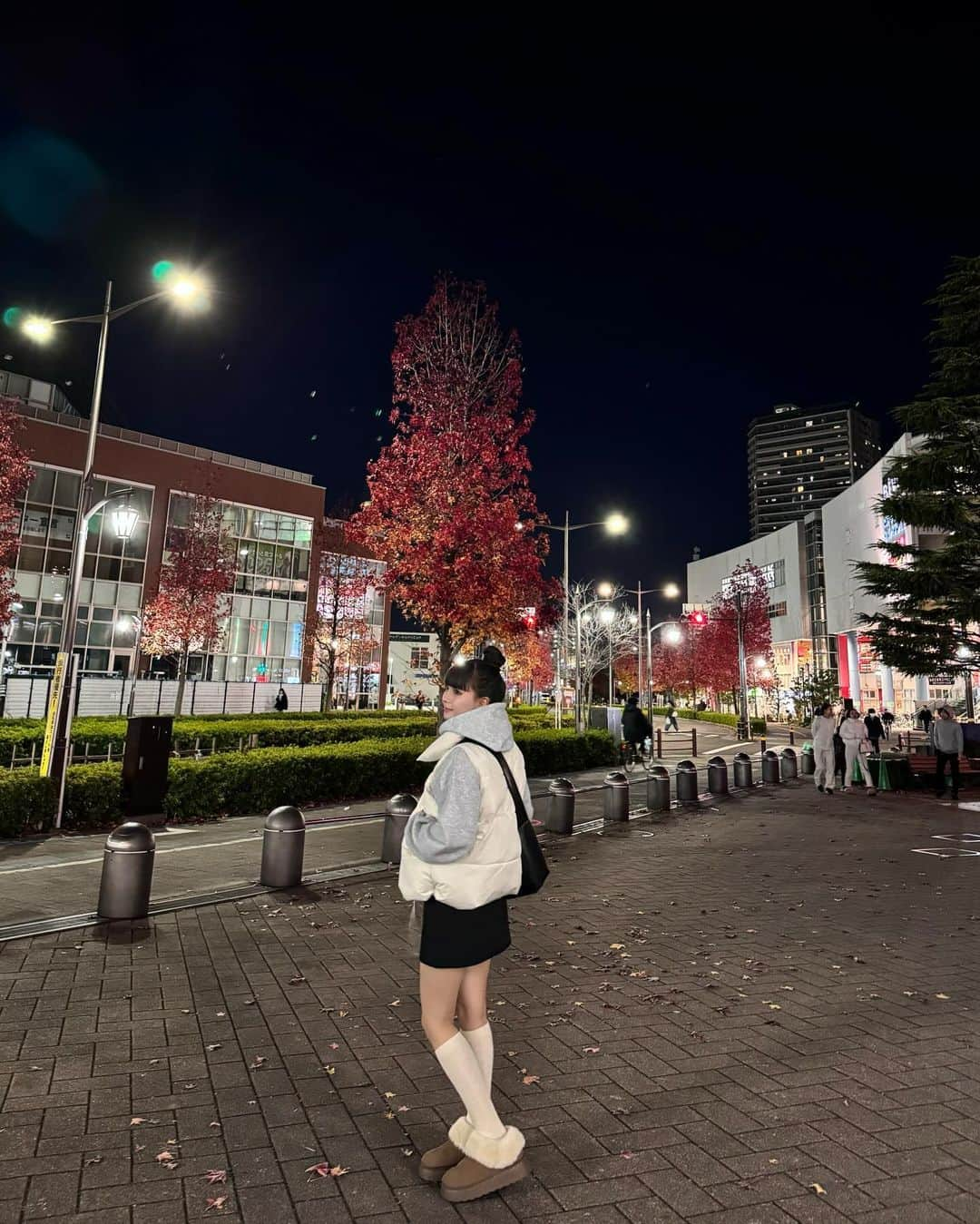 しみずくるみさんのインスタグラム写真 - (しみずくるみInstagram)「だいぶ寒くなってきたね〜🍃 この日も最近お気に入りの @__ada.official__ の【ジップ付き高機能ダウンベスト/ホワイト】着用しています✨ ・ 前回紹介したコーデとはまた違って今回はカジュアルにまとめてみたよ◎ベストタイプのアウターは動きやすいし暖かい店内に入っても暑すぎることが無くてひとつ持っておくと超便利だよ🫶🏻 ・ #ada. #エイダ #エイダコーデ #タイアップ #ZOZO #ZOZOTOWN #ZOZOTOWN購入品 #ベスト #ダウンベスト #キルティング #157cmコーデ」11月30日 19時01分 - __s.k0328