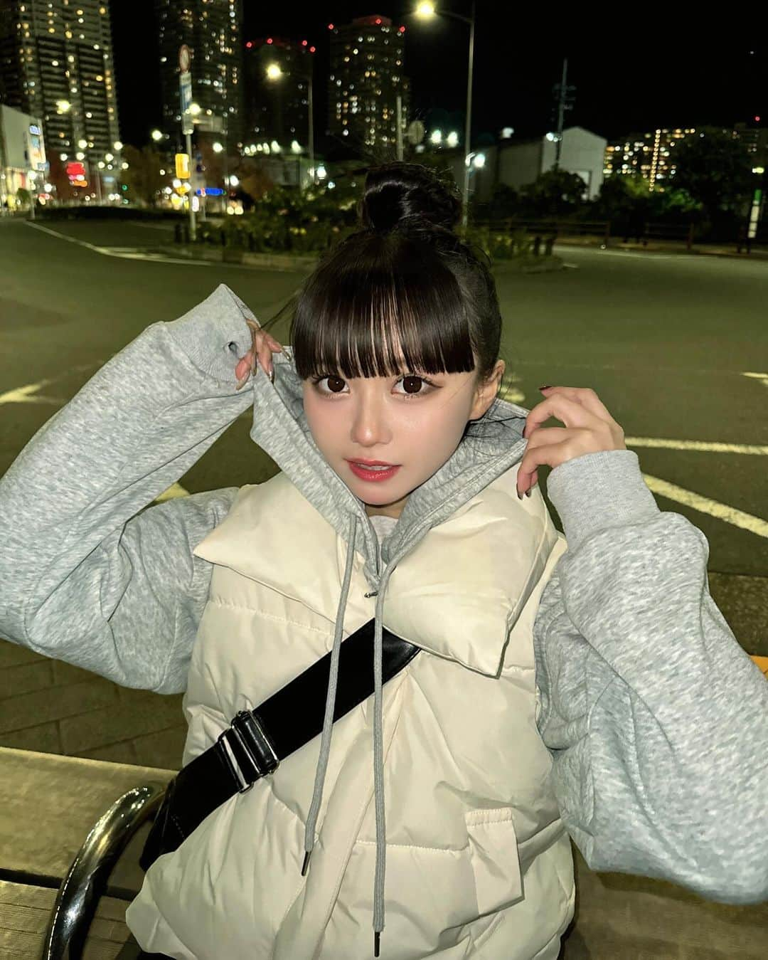 しみずくるみさんのインスタグラム写真 - (しみずくるみInstagram)「だいぶ寒くなってきたね〜🍃 この日も最近お気に入りの @__ada.official__ の【ジップ付き高機能ダウンベスト/ホワイト】着用しています✨ ・ 前回紹介したコーデとはまた違って今回はカジュアルにまとめてみたよ◎ベストタイプのアウターは動きやすいし暖かい店内に入っても暑すぎることが無くてひとつ持っておくと超便利だよ🫶🏻 ・ #ada. #エイダ #エイダコーデ #タイアップ #ZOZO #ZOZOTOWN #ZOZOTOWN購入品 #ベスト #ダウンベスト #キルティング #157cmコーデ」11月30日 19時01分 - __s.k0328